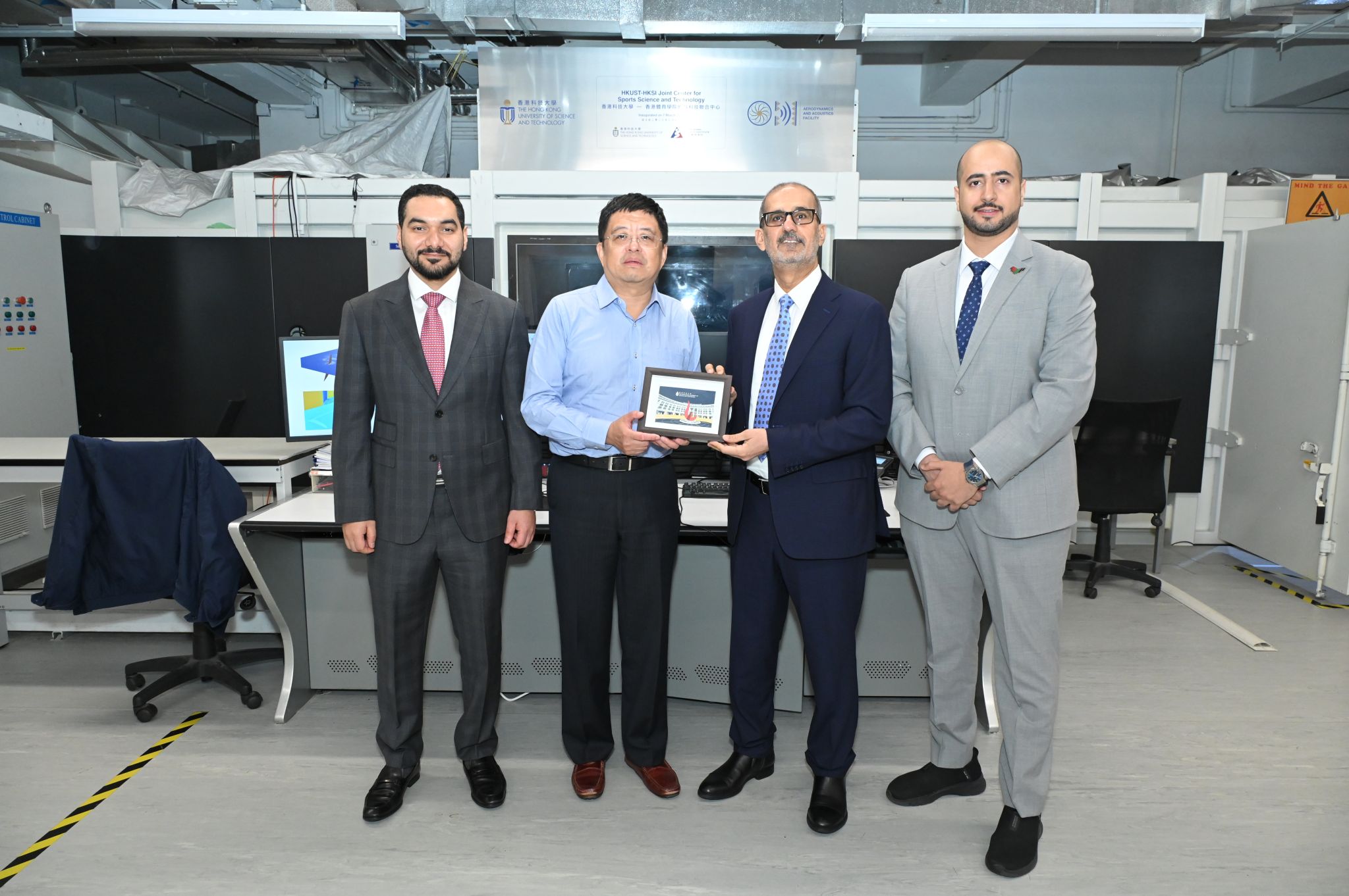 科大张欣教授(左二)致送科大纪念品予阿联酋驻中国大使H.E. Hussain bin Ibrahim Al HAMMADI (右二) 。