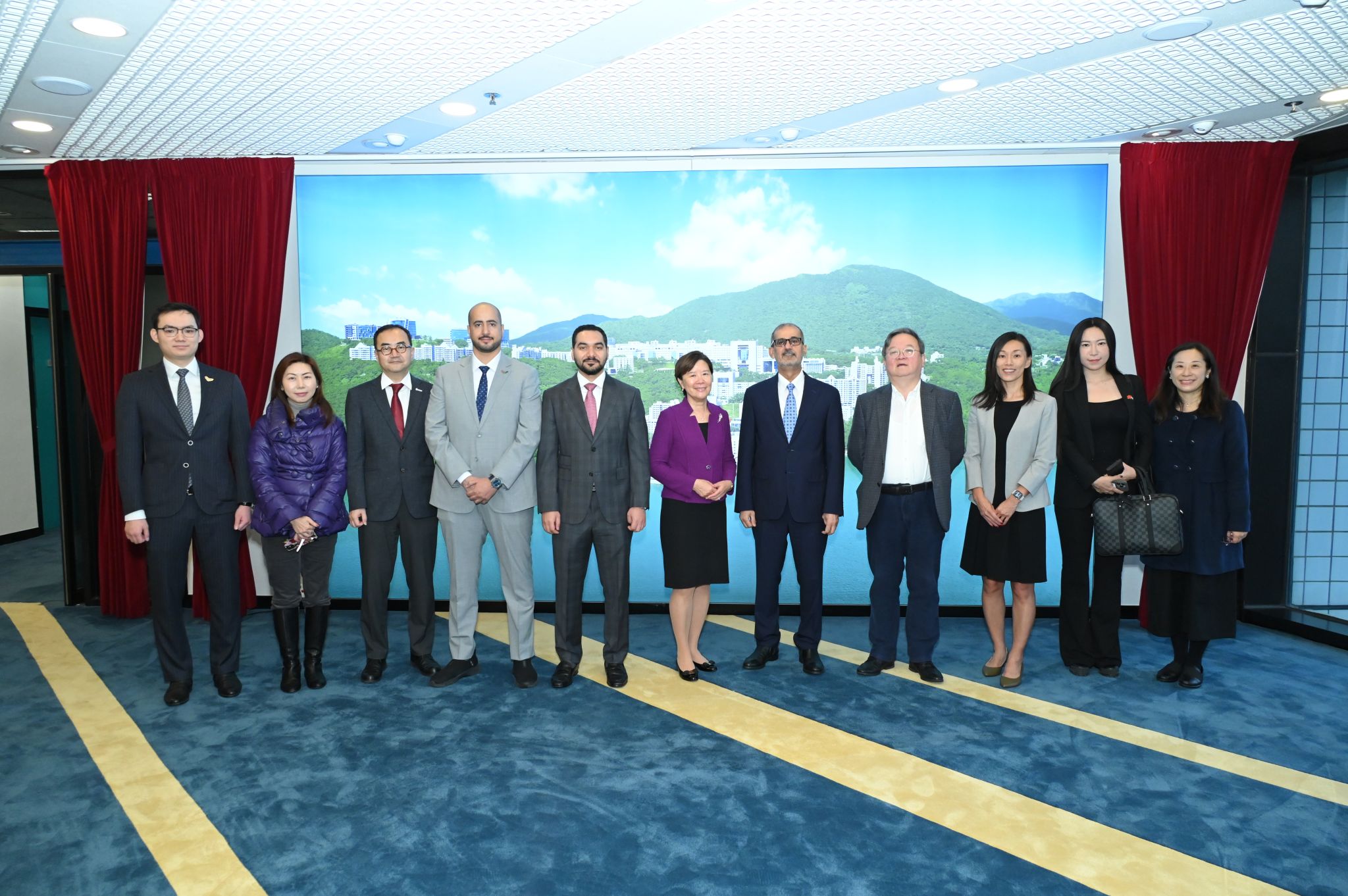 科大校长叶玉如教授(中)迎接阿联酋驻中国大使H.E. Hussain bin Ibrahim Al HAMMADI (右五)及其代表团。