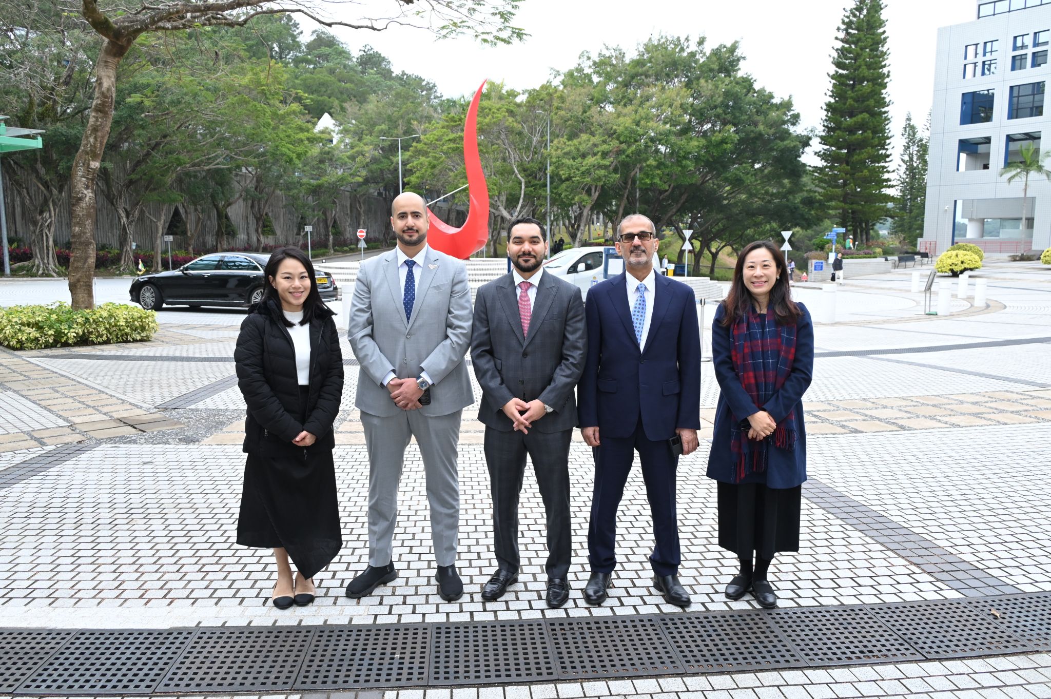 阿联酋代表团在科大广场红鸟日晷标志前留影。