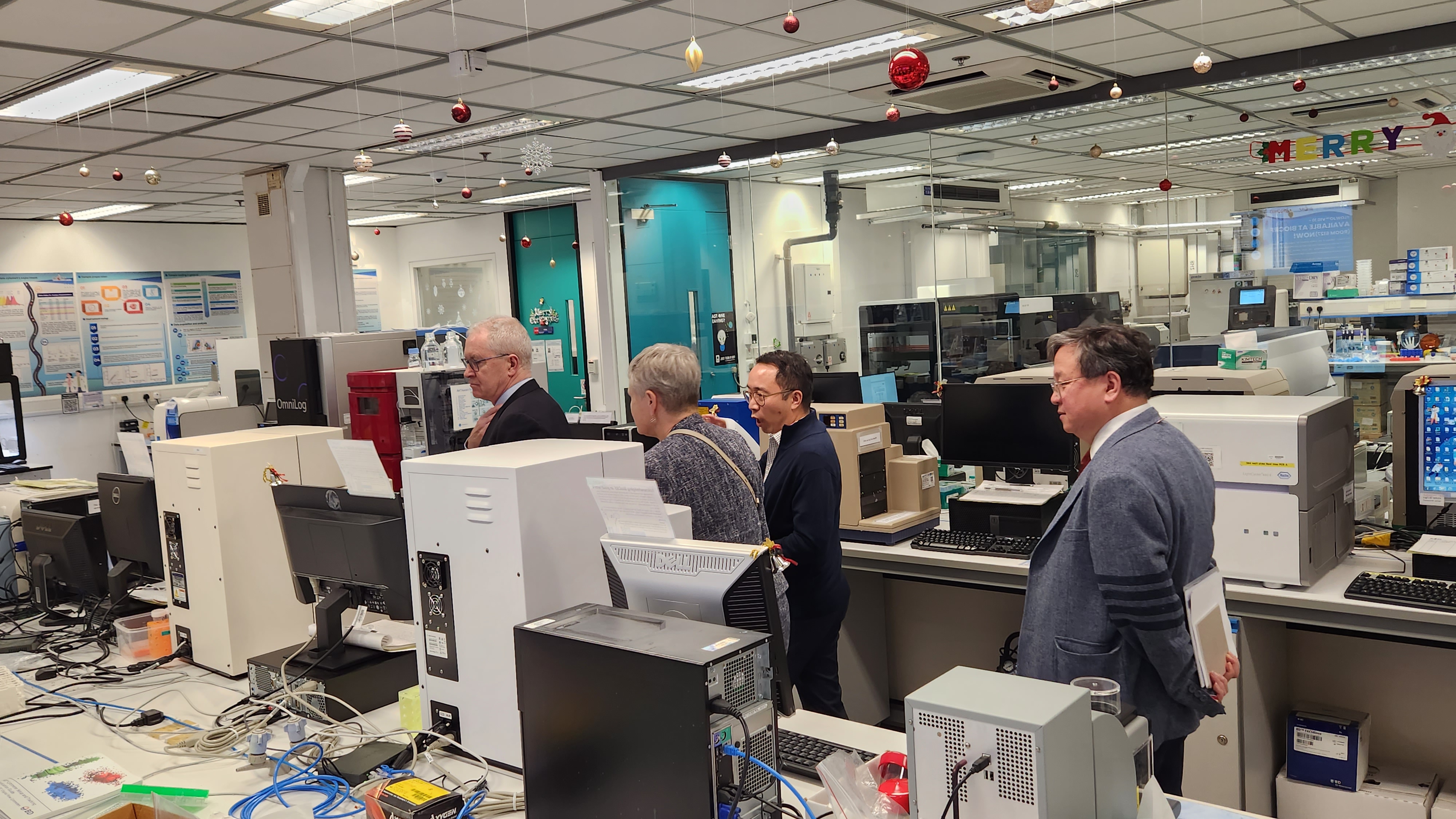 科大校長葉玉如教授(左三)、科大首席副校長郭毅可教授(左二)及科大團隊會見倫敦帝國學院校長 Hugh BRADY教授(中)及其代表團。