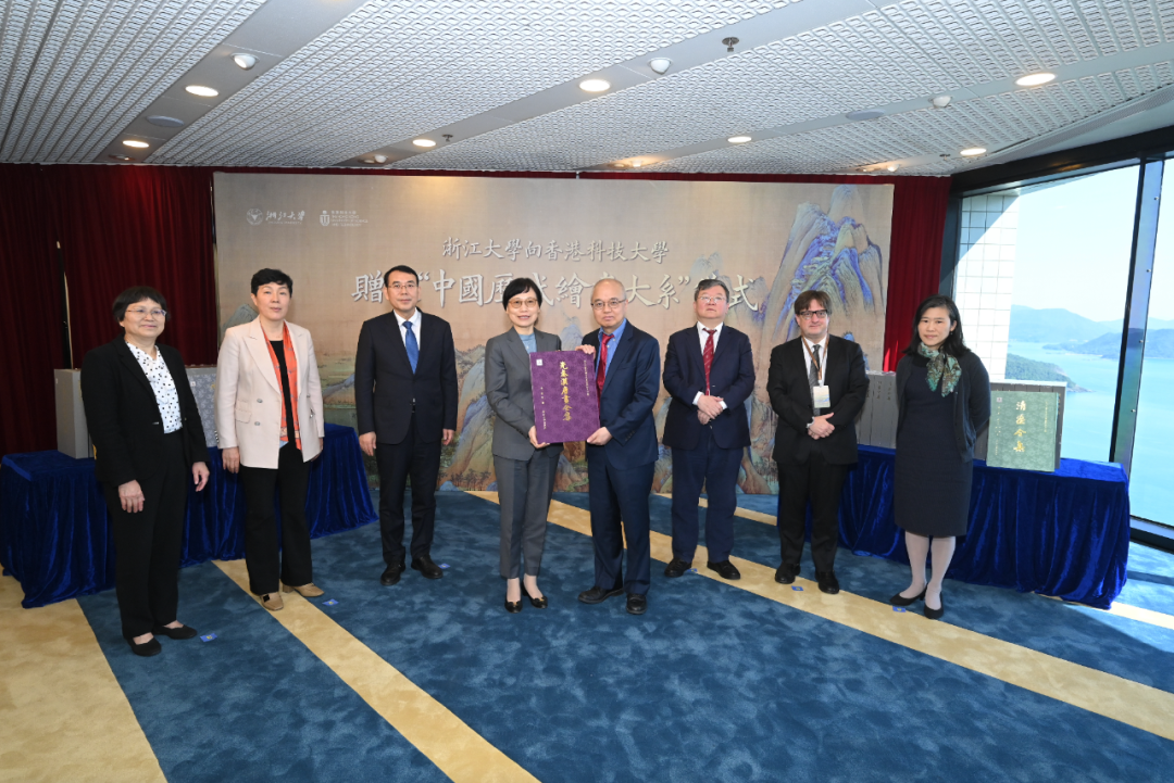 在浙江省委常委、宣传部部长赵承(左三)，浙江省委宣传部副部长范庆瑜(左二)，浙江省委宣传部部务会议成员、省政府新闻办新闻发言人骆莉莉(左一)，科大署理校长郭毅可教授 (右三)，科大人文及社会科学院署理院长康文林教授(右二)、科大图书馆馆长黄家慧博士(右一)共同见证下，浙江大学党委副书记朱慧(左四)向科大副校长(大学拓展)汪扬教授(右四)赠书。