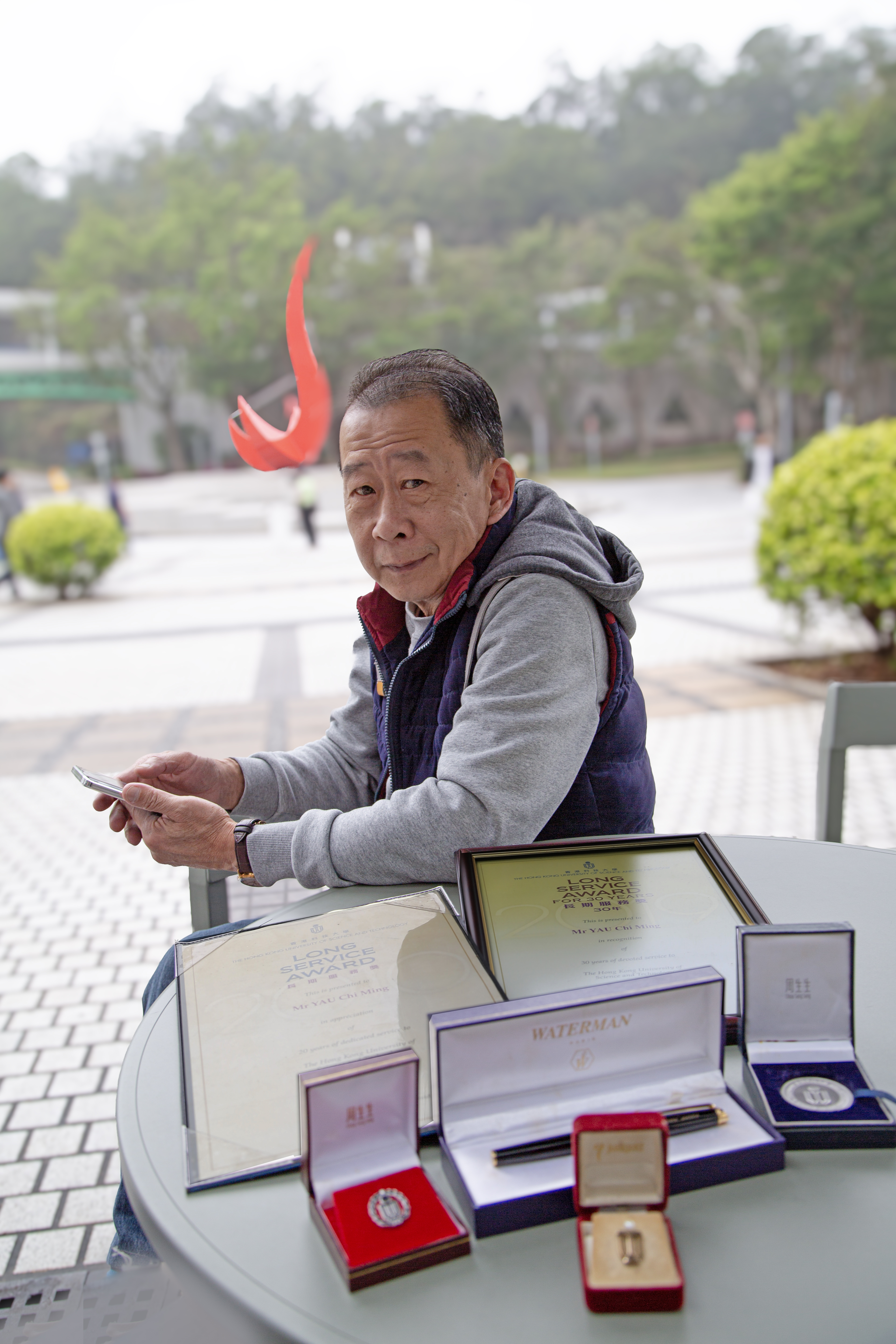 Mr. Vicky YAU Chi-Ming receives the 35 years Long Service Award