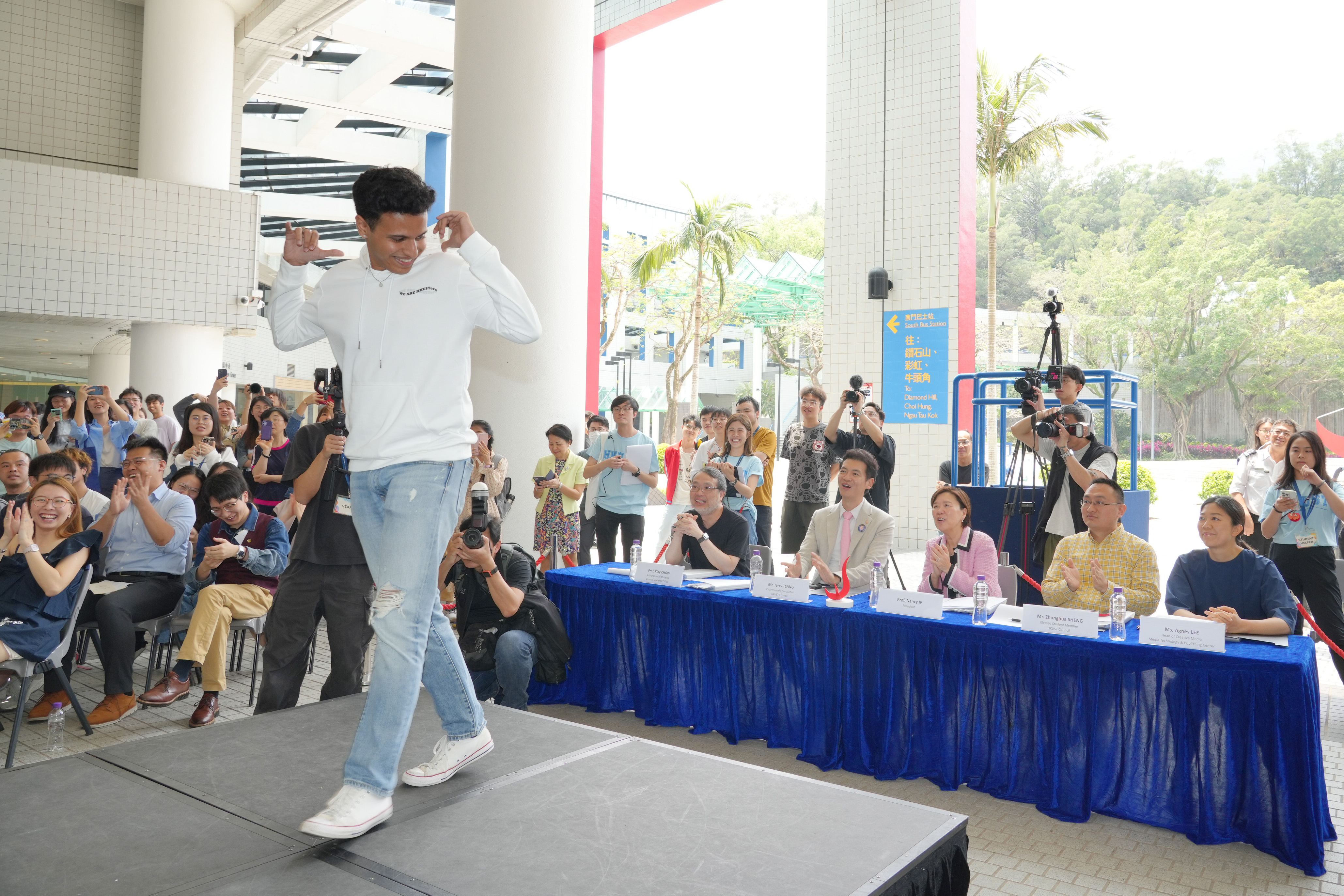 衛衣設計比賽決賽評選團觀看模特兒「登台走秀」。評選團成員包括(評選團席左起)：署理學務長周敬流教授、校董會成員兼大學評議會主席曾建中先生、校長葉玉如教授、校董會學生代表盛中華先生、媒體科技及出版中心創意媒體主管李穎文小姐。