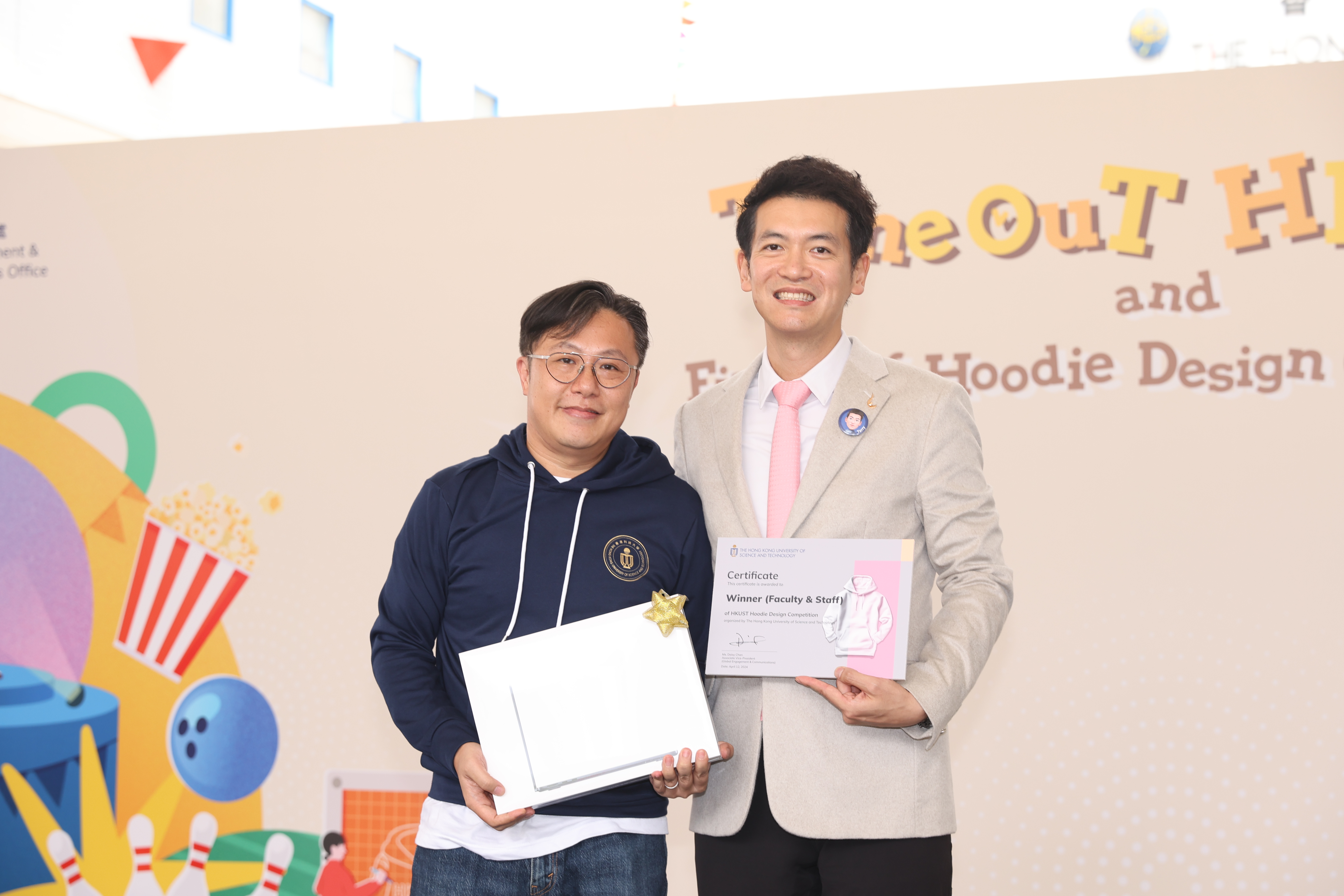 曾建中先生（右）嘉許衛衣設計比賽教職員組別冠軍得主。