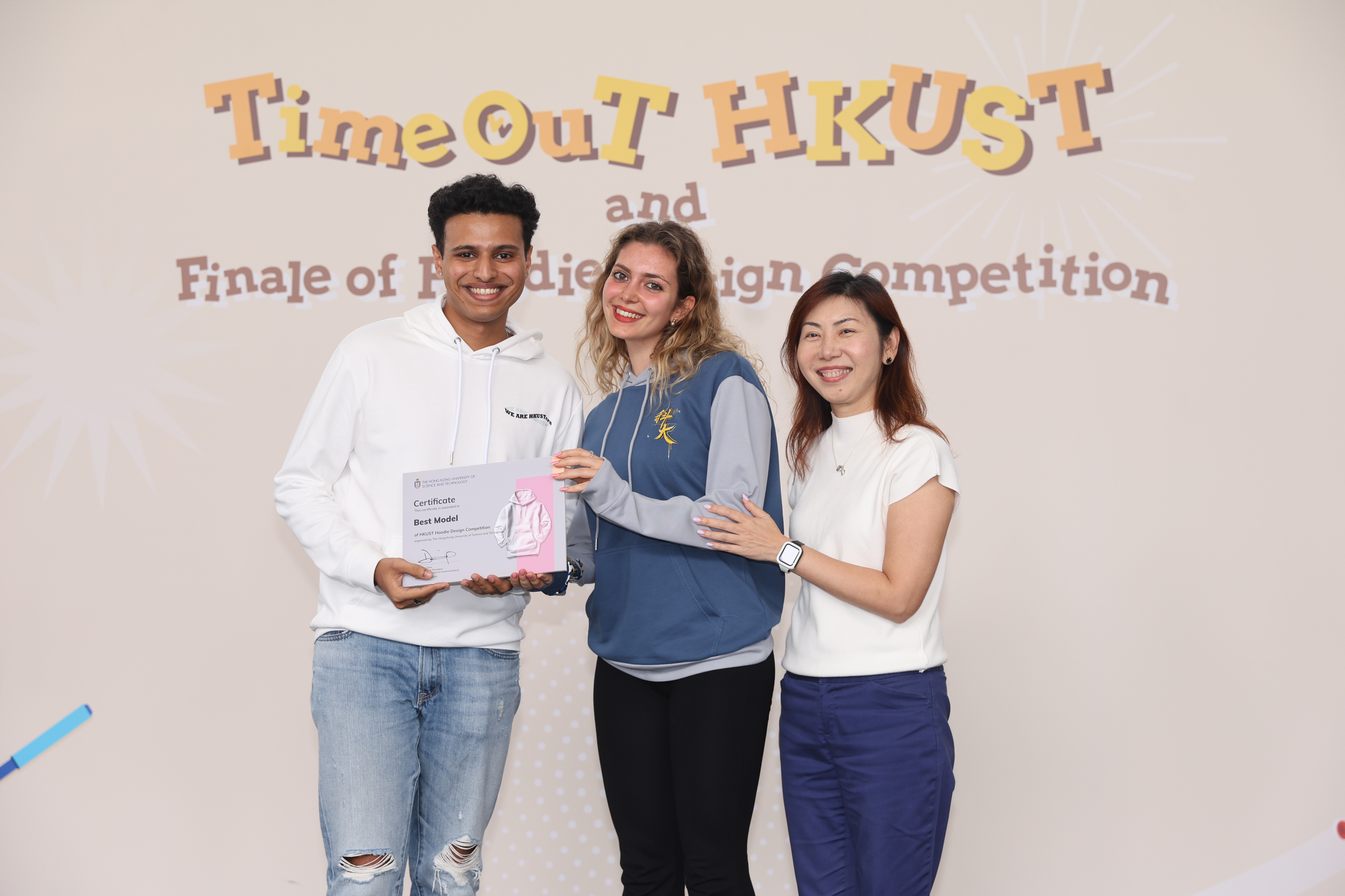 協理副校長（環球事務及傳訊）陳佩珠女士（右）頒發「最佳模特兒」獎項。