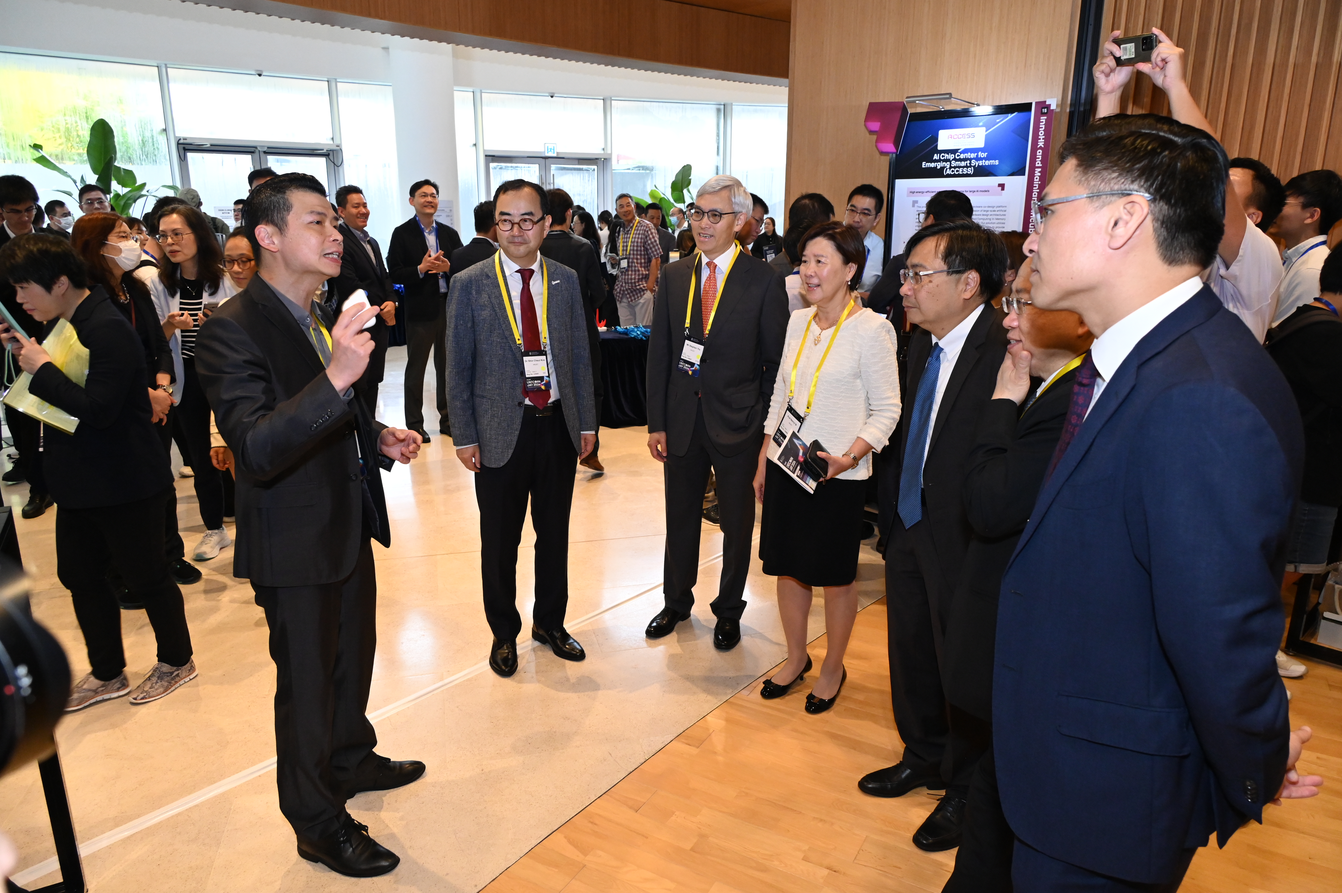 HKUST alumnus and Founder of Arctic Vision Dr. Eddy WU (left) presents his innovations to distinguished guests. 