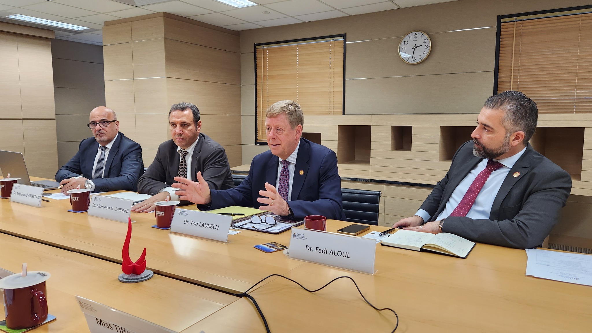 沙迦美國大學代表團與科大團隊進行會談。