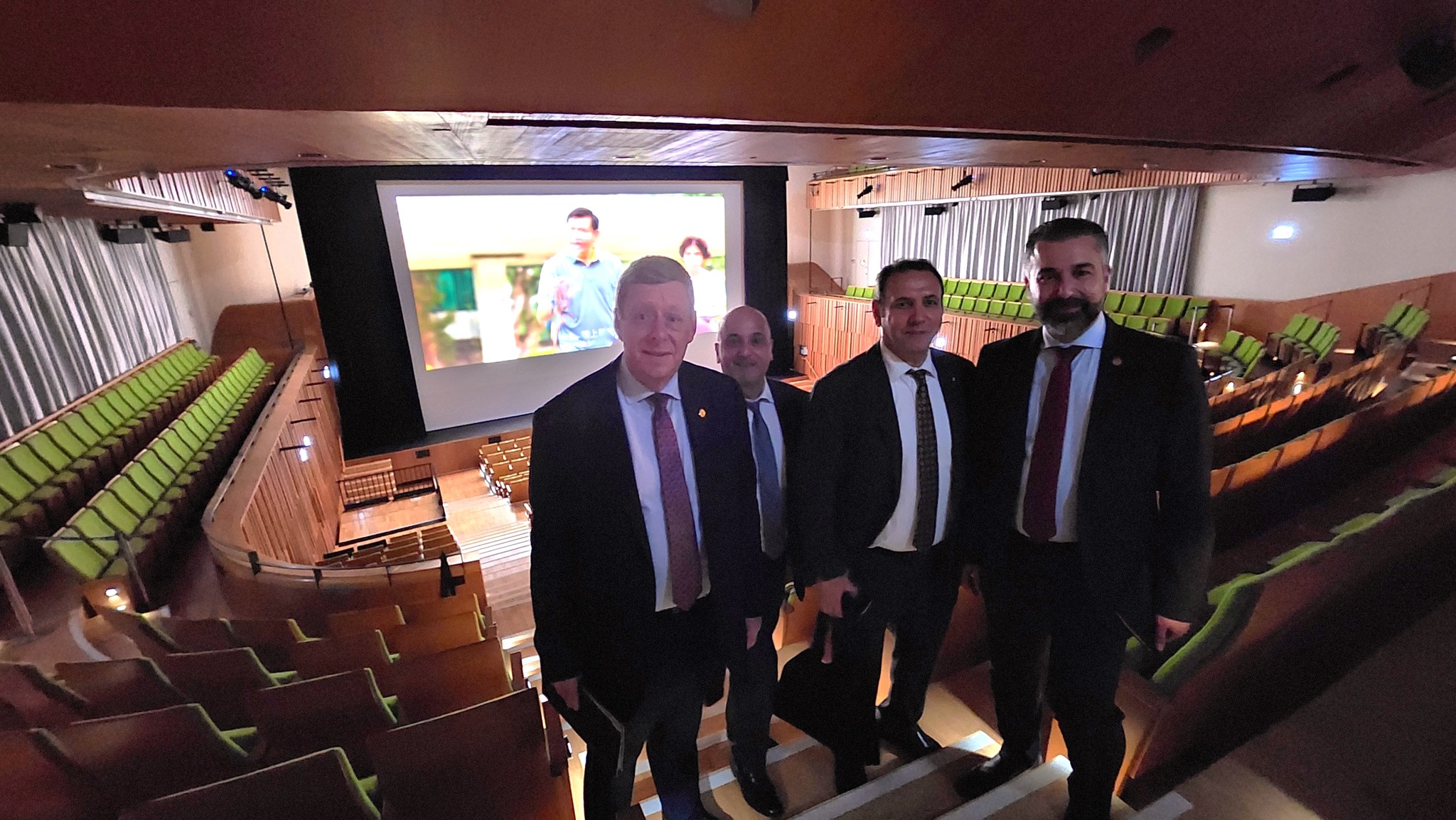 沙迦美國大學代表團參觀了科大逸夫演藝中心。