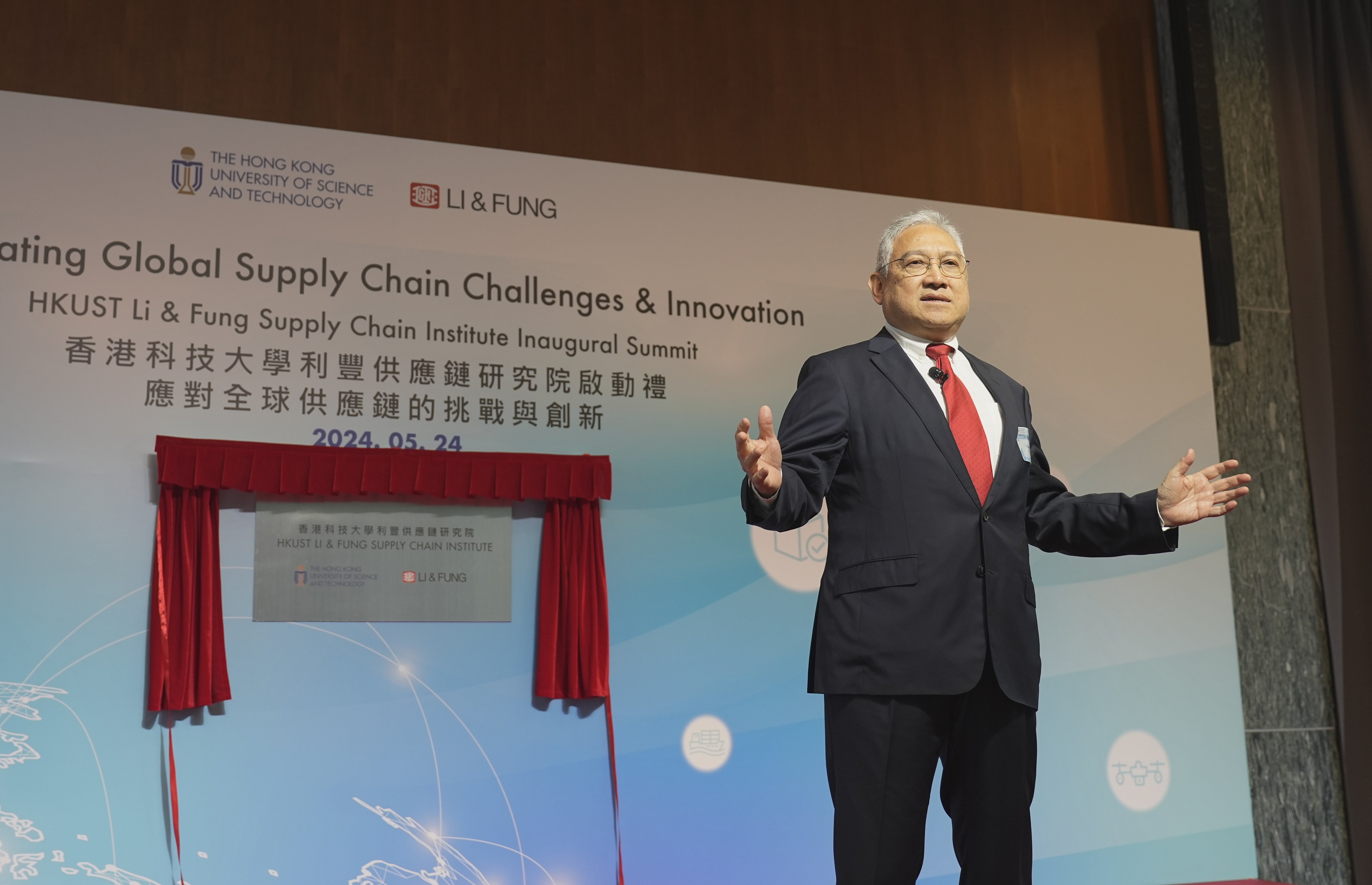 Dr. William FUNG, Group Deputy Chairman of the Fung Group, speaks in the ceremony.