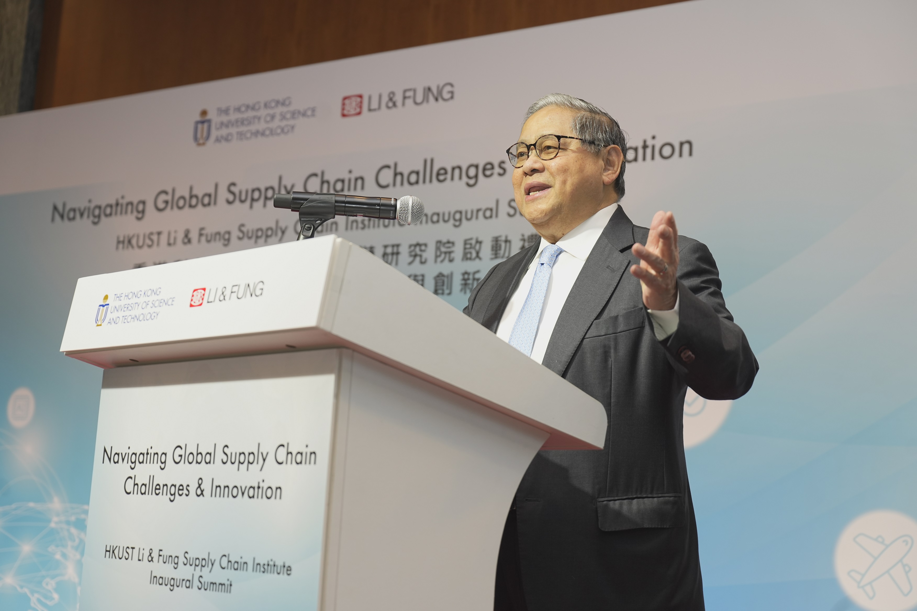 Dr. Victor Fung speaks in the ceremony.