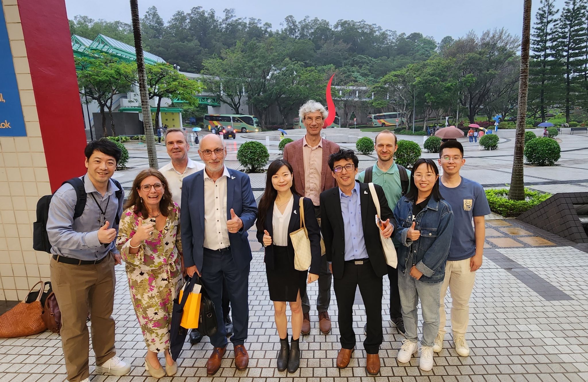 根特大学代表团在科大广场红鸟日晷标志前留影。