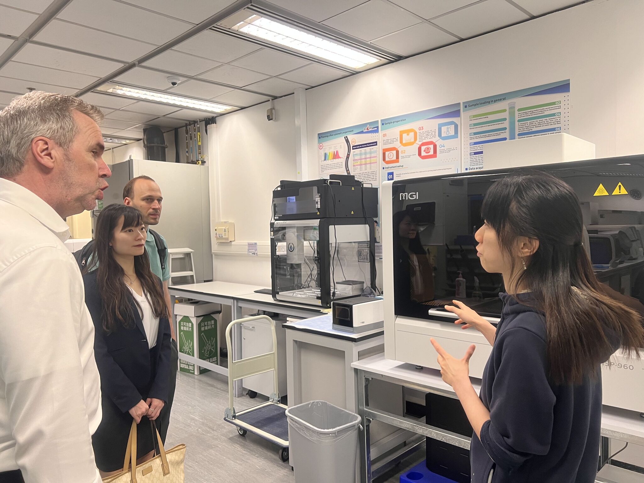 根特大学代表团参观科大生物科学实验中心。