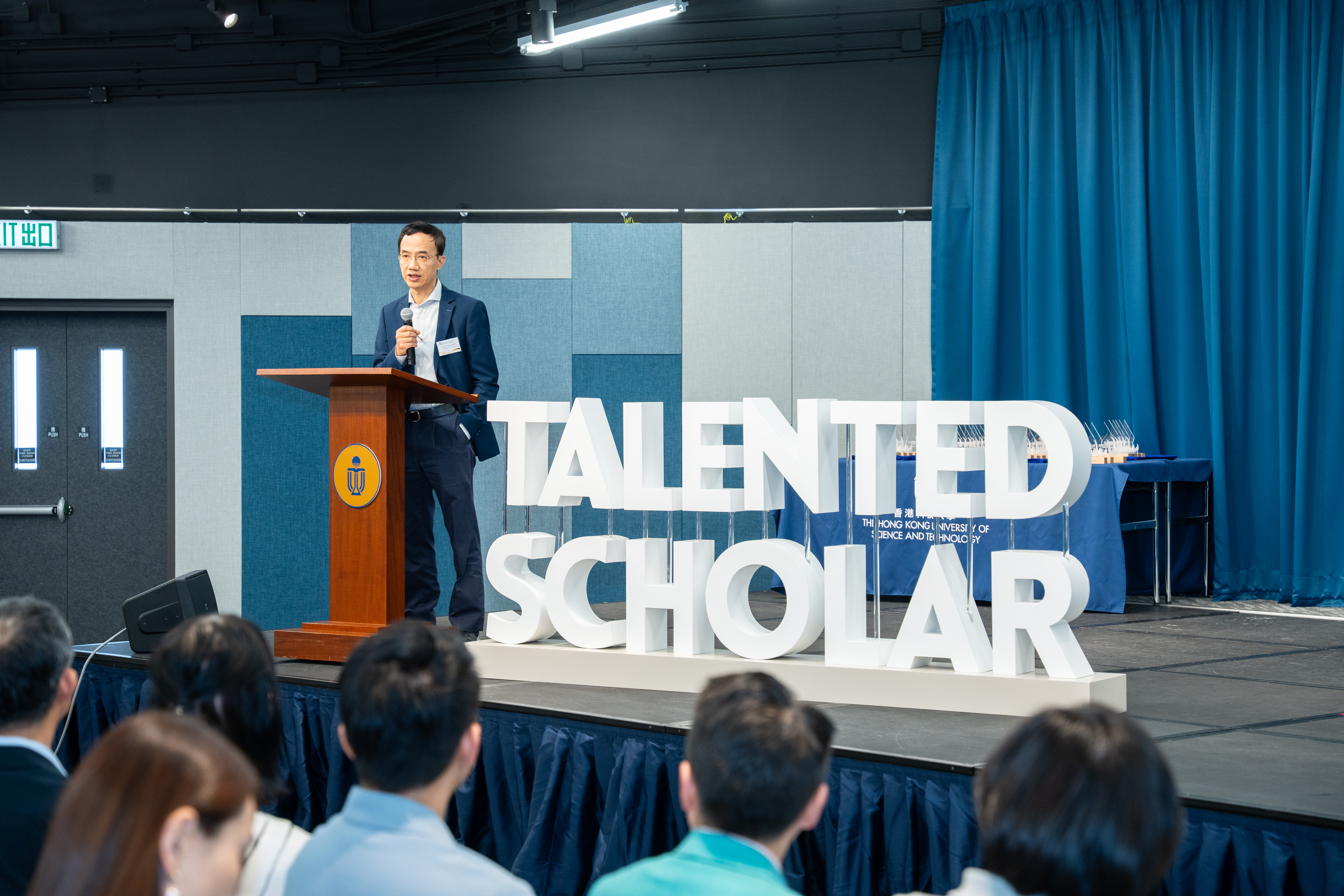 HKUST Associate Provost (Teaching & Learning) Prof. Jimmy FUNG exhorting students to immerse themselves in the creative and vibrant community of the University in his welcome remarks.