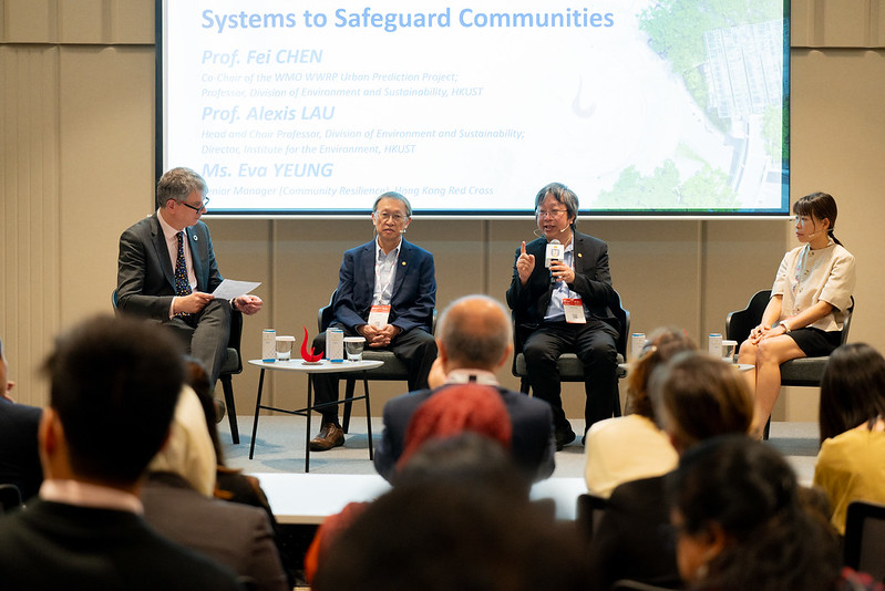 在泰晤士高等教育首席數據官Duncan Ross先生（左一）主持的專題研討會上，科大環境及可持續發展學部主任兼環境研究所所長劉啟漢教授（右二）、世界氣象組織世界天氣研究計劃城市預測項目聯席主席兼科大環境及可持續發展學部教授陳飛教授（左二），以及香港紅十字會社區備災服務高級經理楊綺華女士（右一），討論極端天氣預警系統的發展。