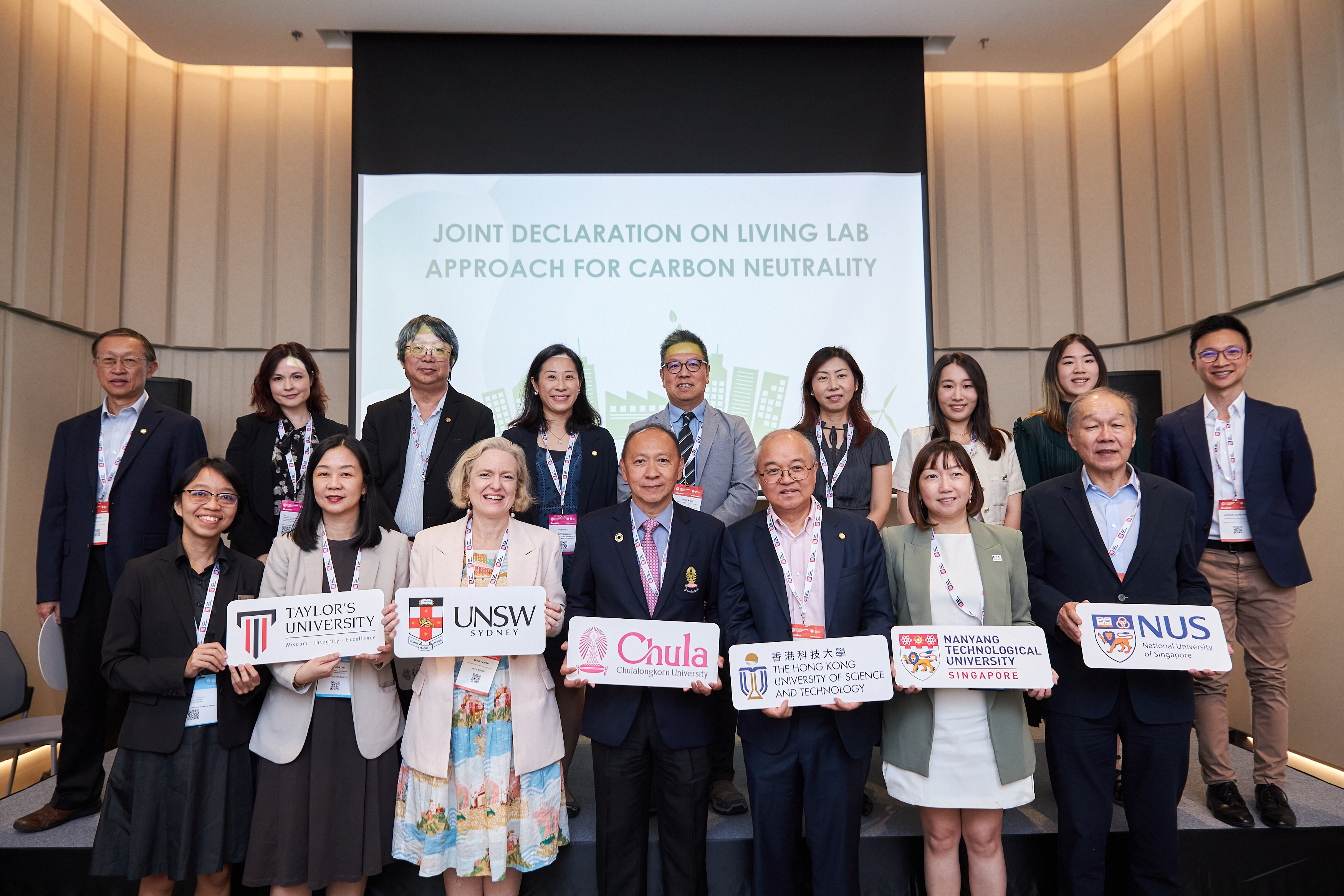 由科大副校長（大學拓展）汪揚教授（前排右三）推動的碳中和宣言 ，共有15所大學參與。來自朱拉隆功大學、南洋理工大學、新加坡國立大學、泰萊大學及悉尼新南威爾士大學等代表，出席在全球可持續發展大會上舉行的宣言宣佈儀式。