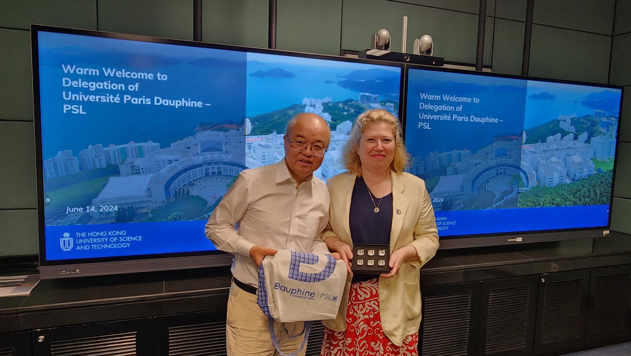 科大副校長(大學拓展)汪揚教授與巴黎多菲納大學國際事務副校長 Sophie MÉRITET 教授交換紀念品。