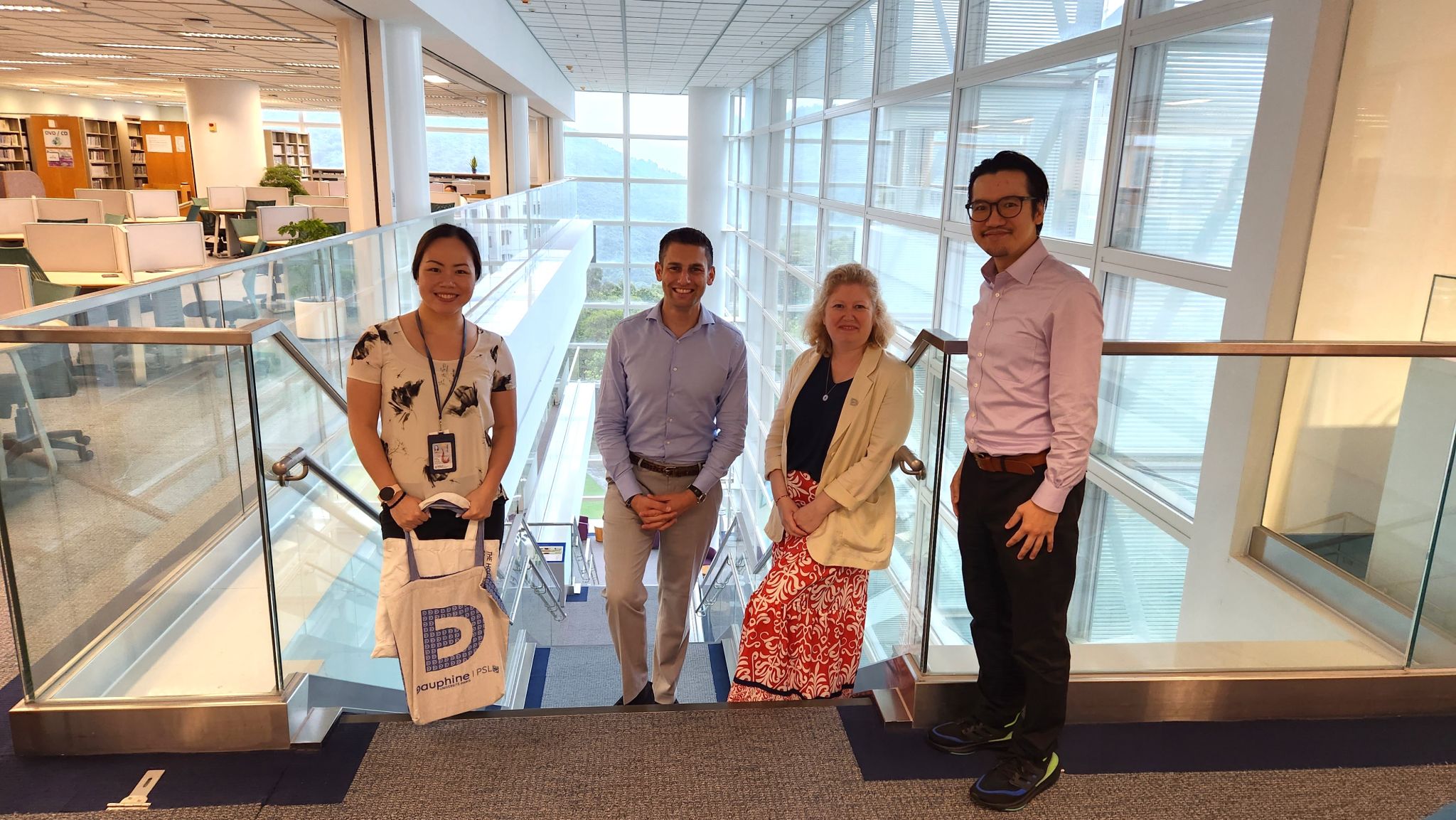 巴黎多菲納大學代表團參觀科大李兆基圖書館。