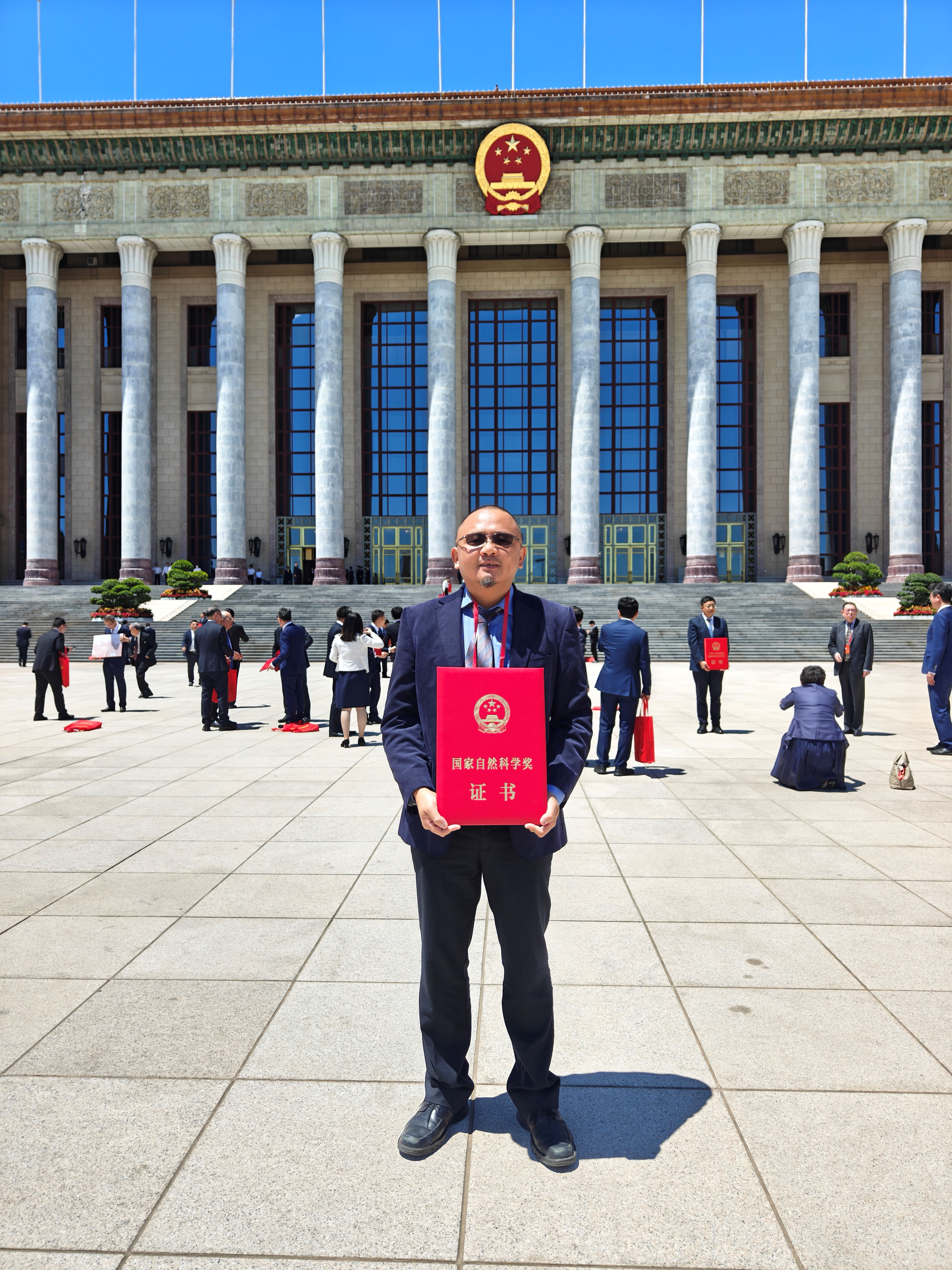 Prof. DAI Xi, Dr William M W Mong Professor of Nanoscience and Chair Professor of Physics and his research collaborators receive the State Natural Science Award (First Class).