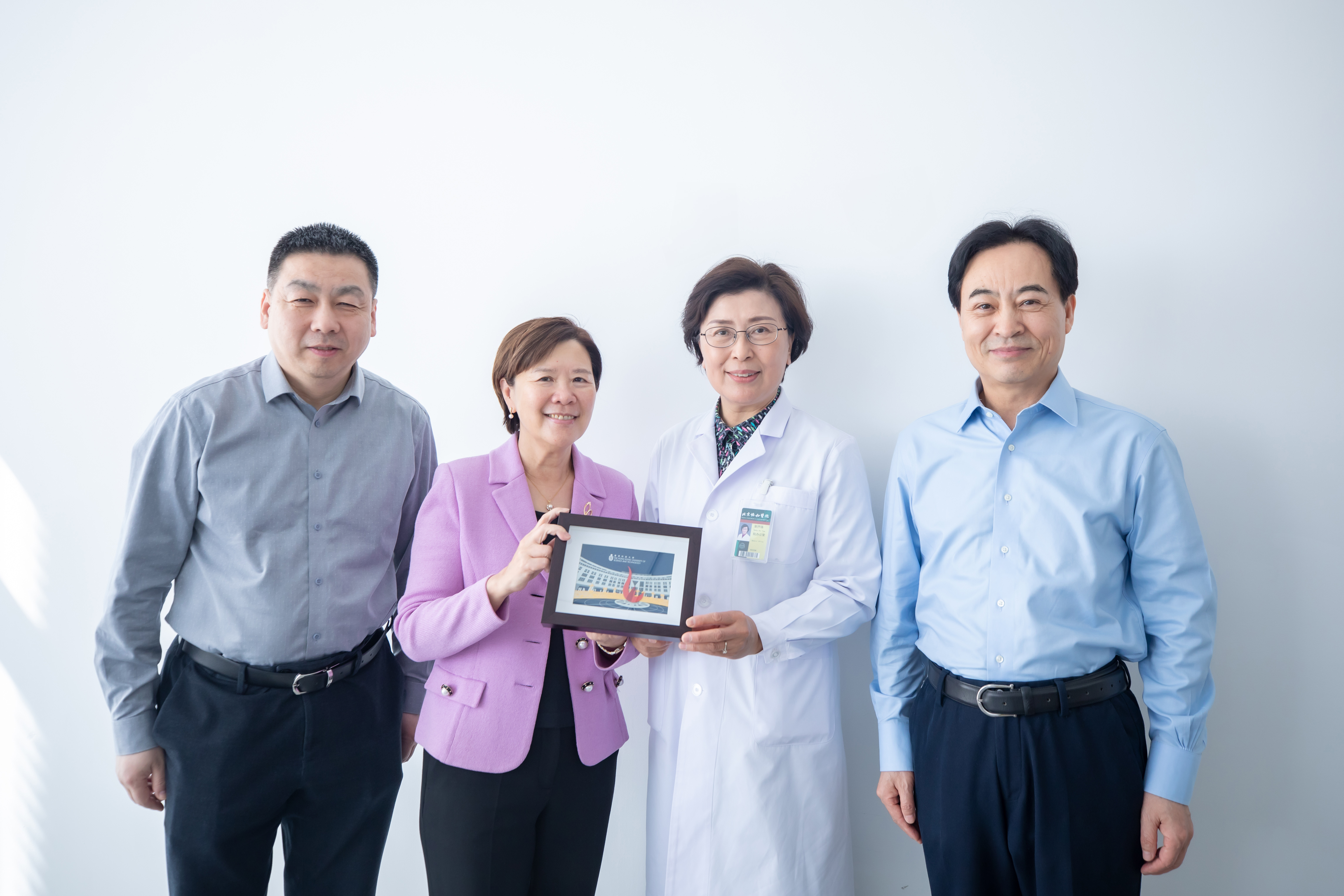 During her earlier visit at PUMCH, HKUST President Prof. Nancy Ip (second left) was received by the hospital’s Honorary President Prof. ZHAO Yupei (first right), President Prof. Zhang Shuyang (second right), and Vice President Prof. DU Bin (first left).