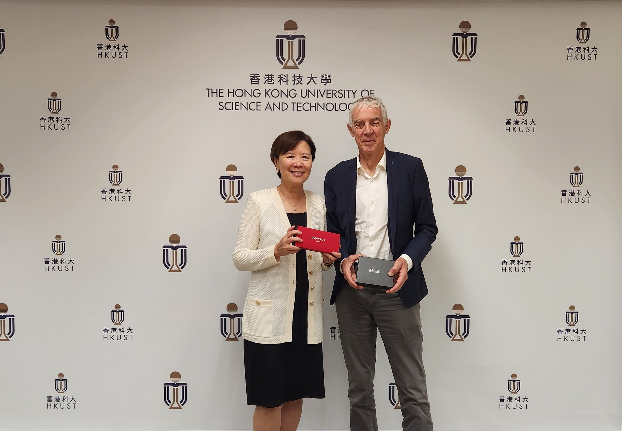 HKUST President Prof. Nancy IP (left) exchanges souvenirs with École Polytechnique Fédérale de Lausanne President Prof. Martin Vetterli (right).