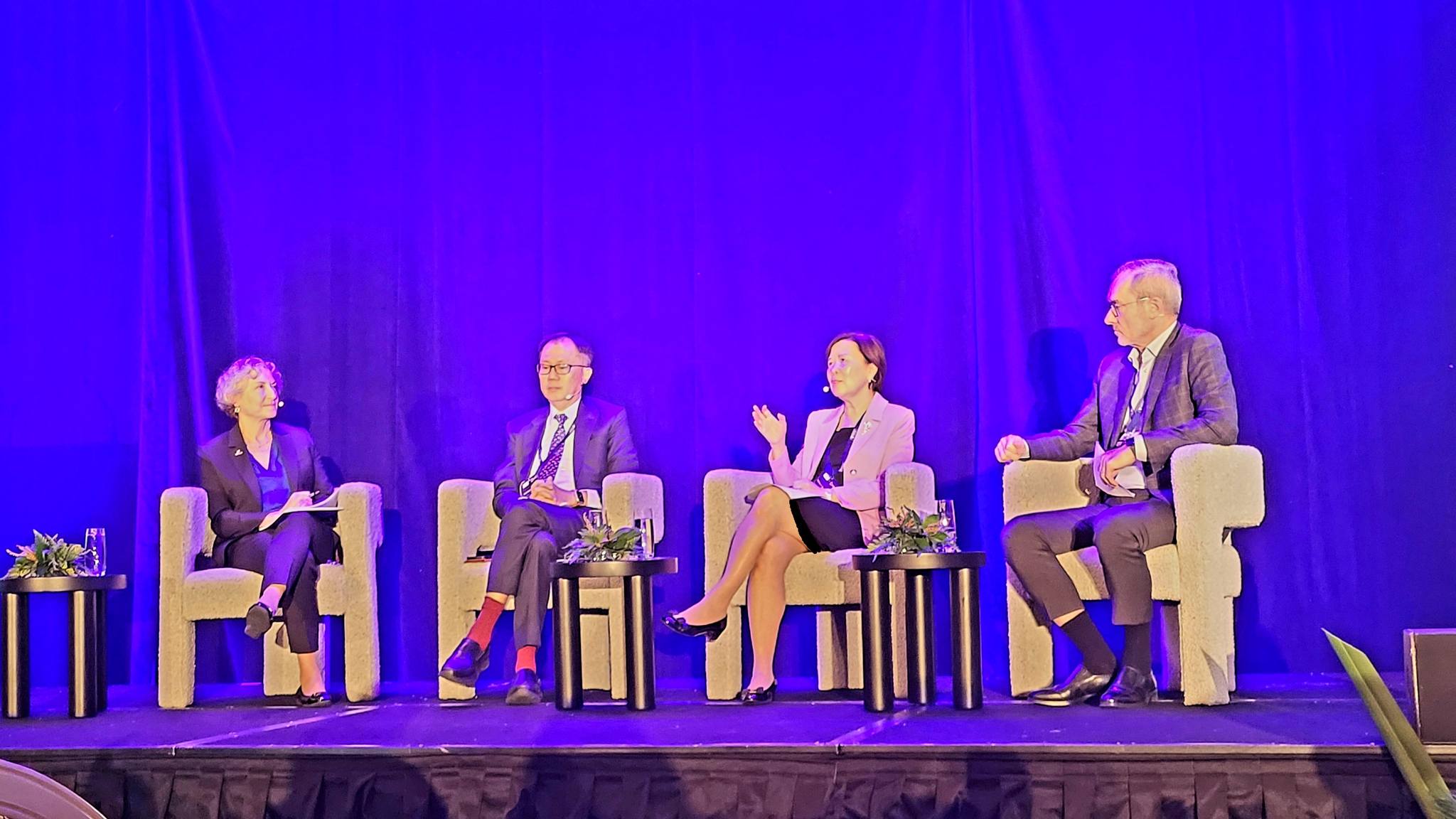 科大校長葉玉如教授(右二)參與小組討論,分享塑造可持續未來的見解。