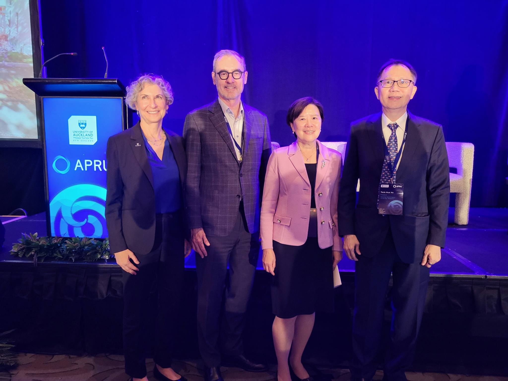 (左起)加州大學河濱分校教務長兼執行校長Elizabeth WATKINS教授、亞伯達大學校長Bill FLANAGAN教授、科大校長葉玉如教授、南洋理工大學校長何德華教授合照。