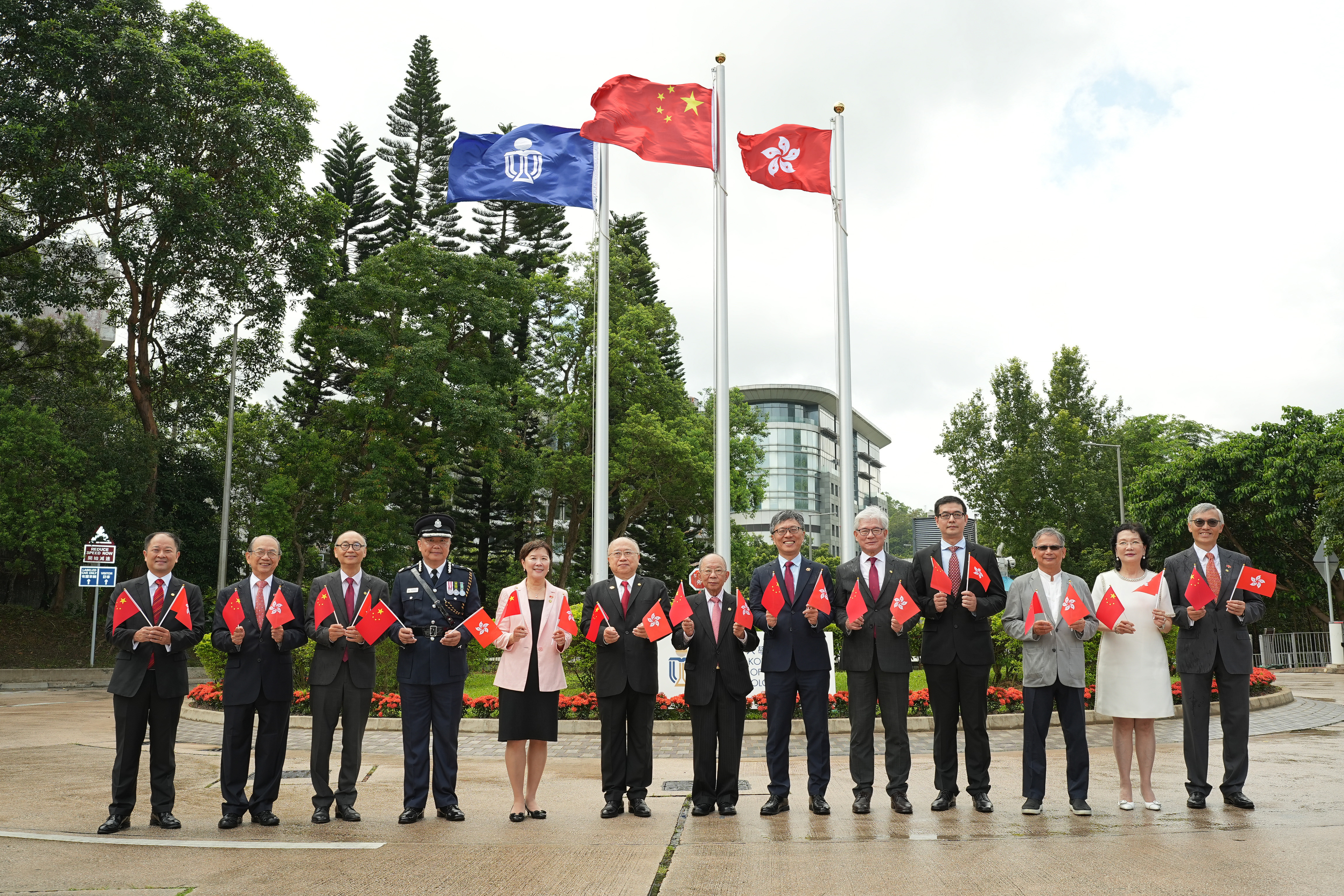 中國外交部駐港特派員公署一等秘書周武先生（右四）、科大副監督陳祖澤博士（右七）、校董會主席沈向洋教授（右六）、顧問委員會主席廖長城博士（左六）、顧問委員會榮譽主席羅康瑞博士（右五）、校長葉玉如教授（左五）、校董會副主席楊佳錩教授（右三）、司庫姚建華先生（右一），以及其他科大校董會和大學顧問委員會成員、高層管理人員、師生、校友、教職員等親臨校園出席升旗儀式。