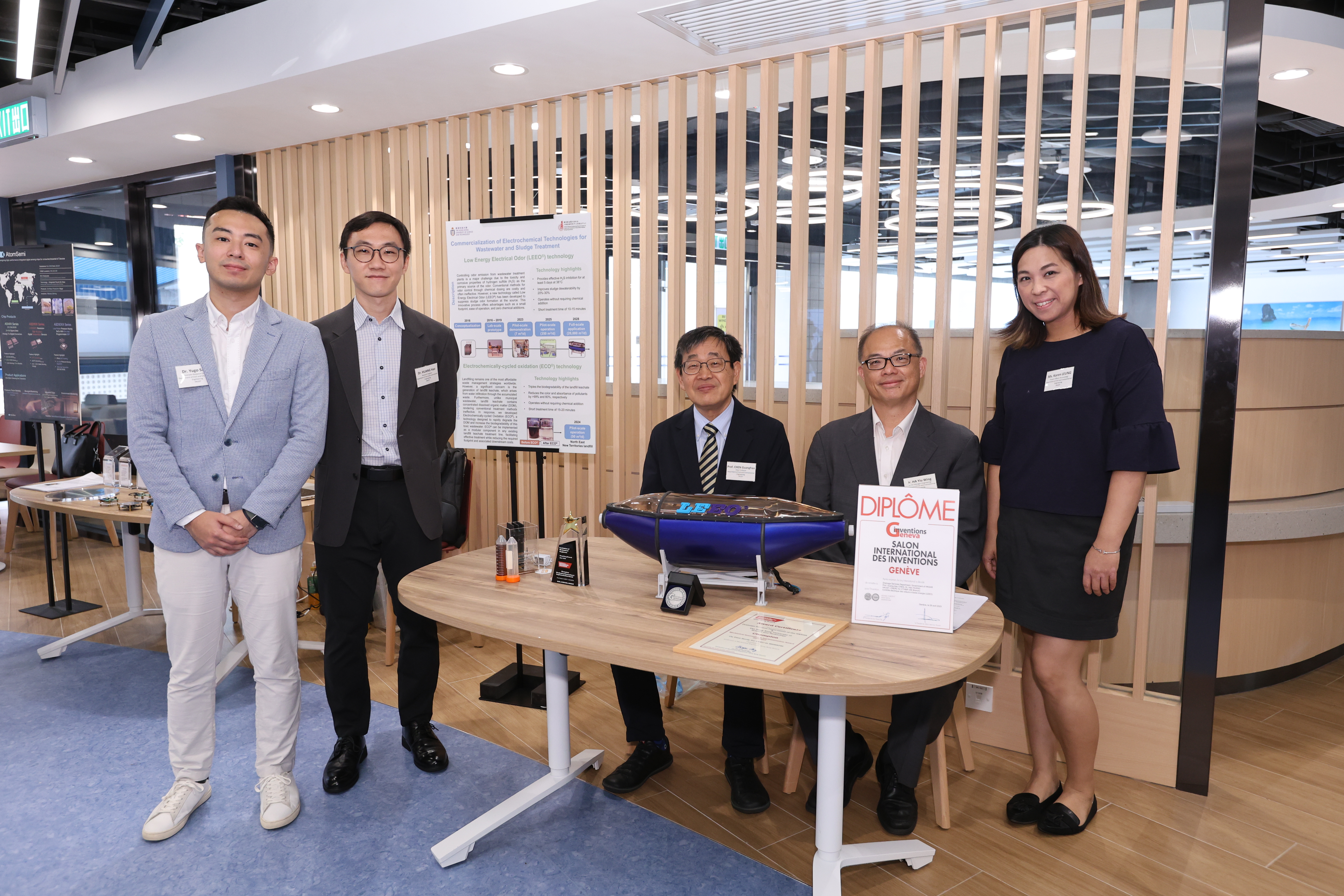 Principal Investigator Prof. Chen Guanghao (3rd right) and research team members, Dr. Huang Hao (2nd left), Ir. Ha Yiu-Wing (2nd right), Dr. Yugo SATO (1st left), and Ms. Karen Leung (1st right) 
