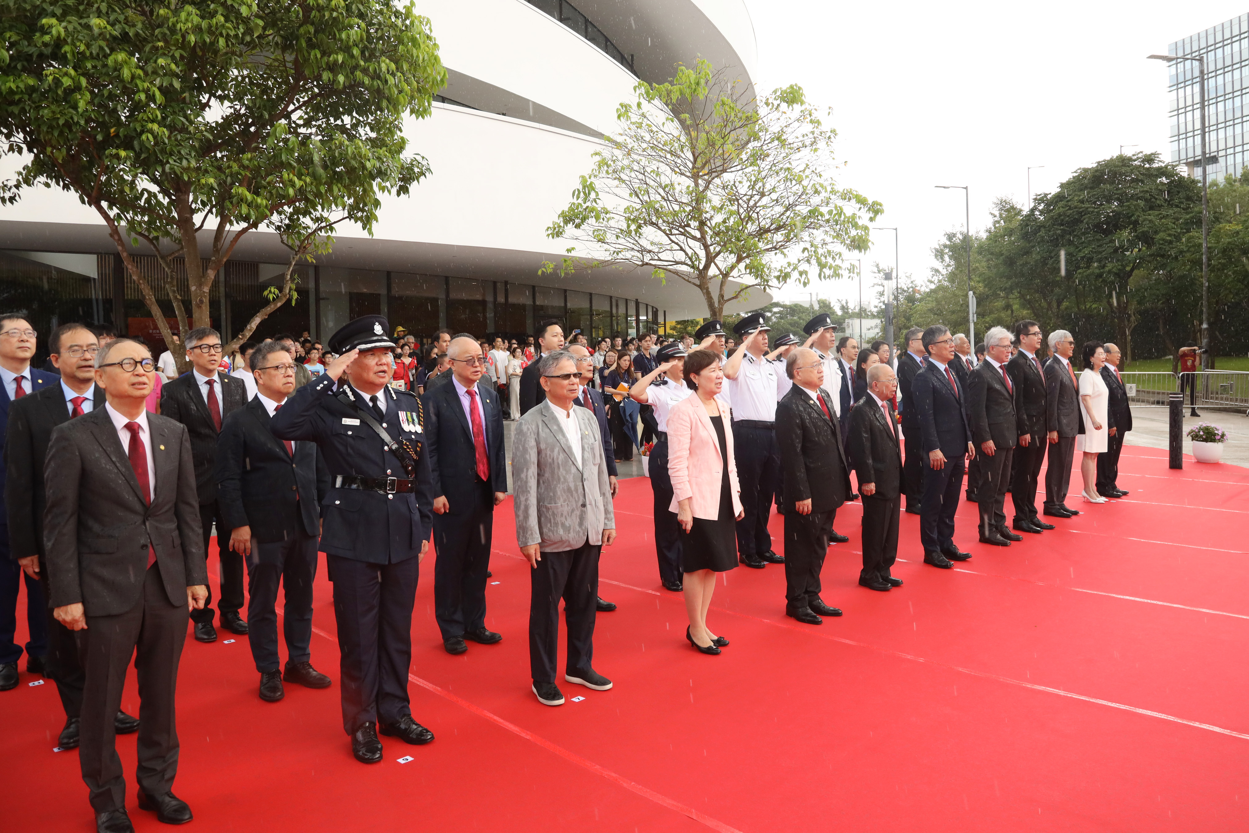 科大今早於校園舉行升旗儀式，近二百名嘉賓冒雨觀禮。
