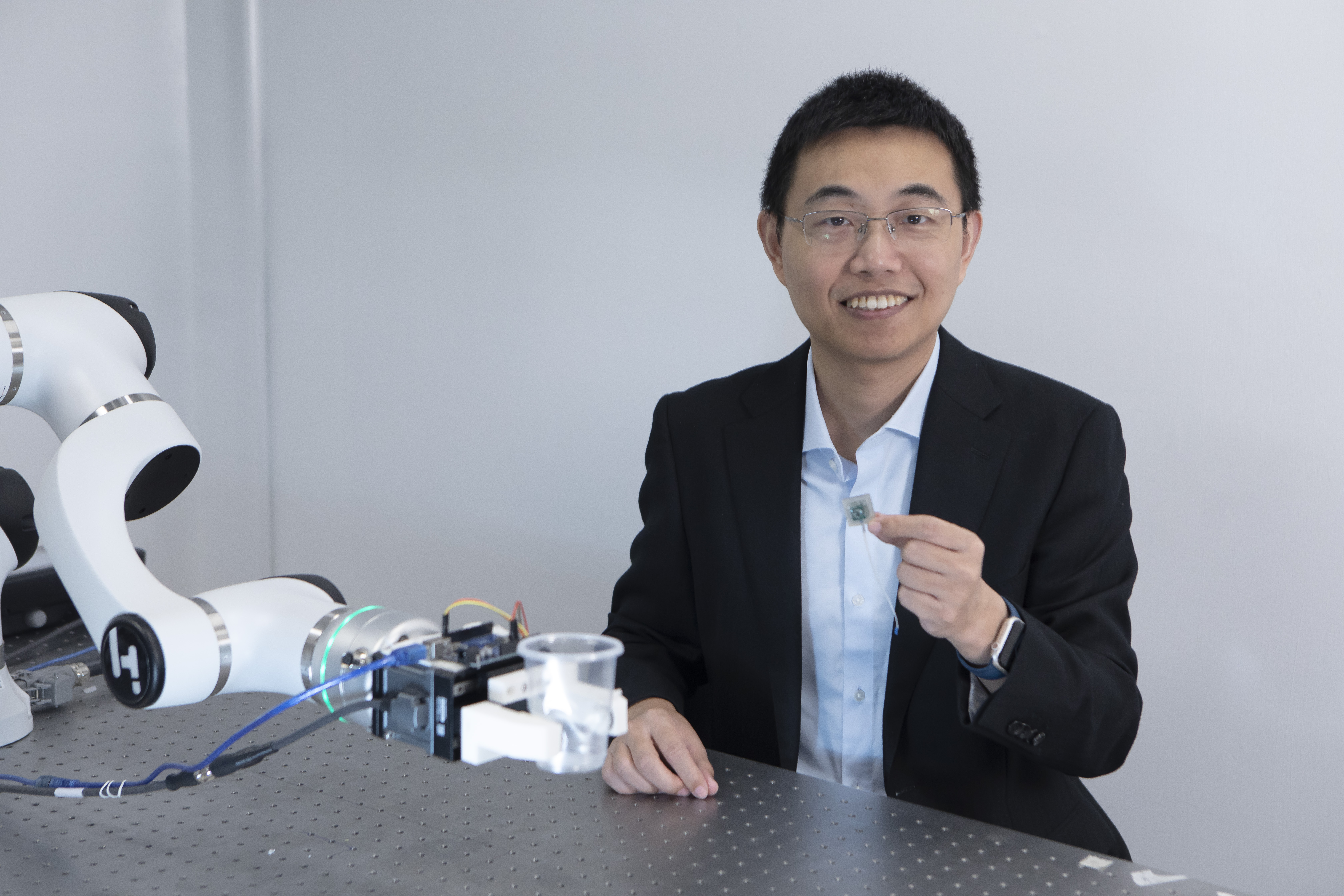 In the first-batch RAISe+ funded project named “Agile Executive Terminal for Robots”, flexible tactile sensors and AI algorithm enable accurate measurement of the intensity of touch from multiple directions, thus empowering robots with artificial tactile senses to perform precise operations. Along with the ability to process language and visual messages, humanoid could properly fulfil tasks such as “tidy up and pile the cups”.