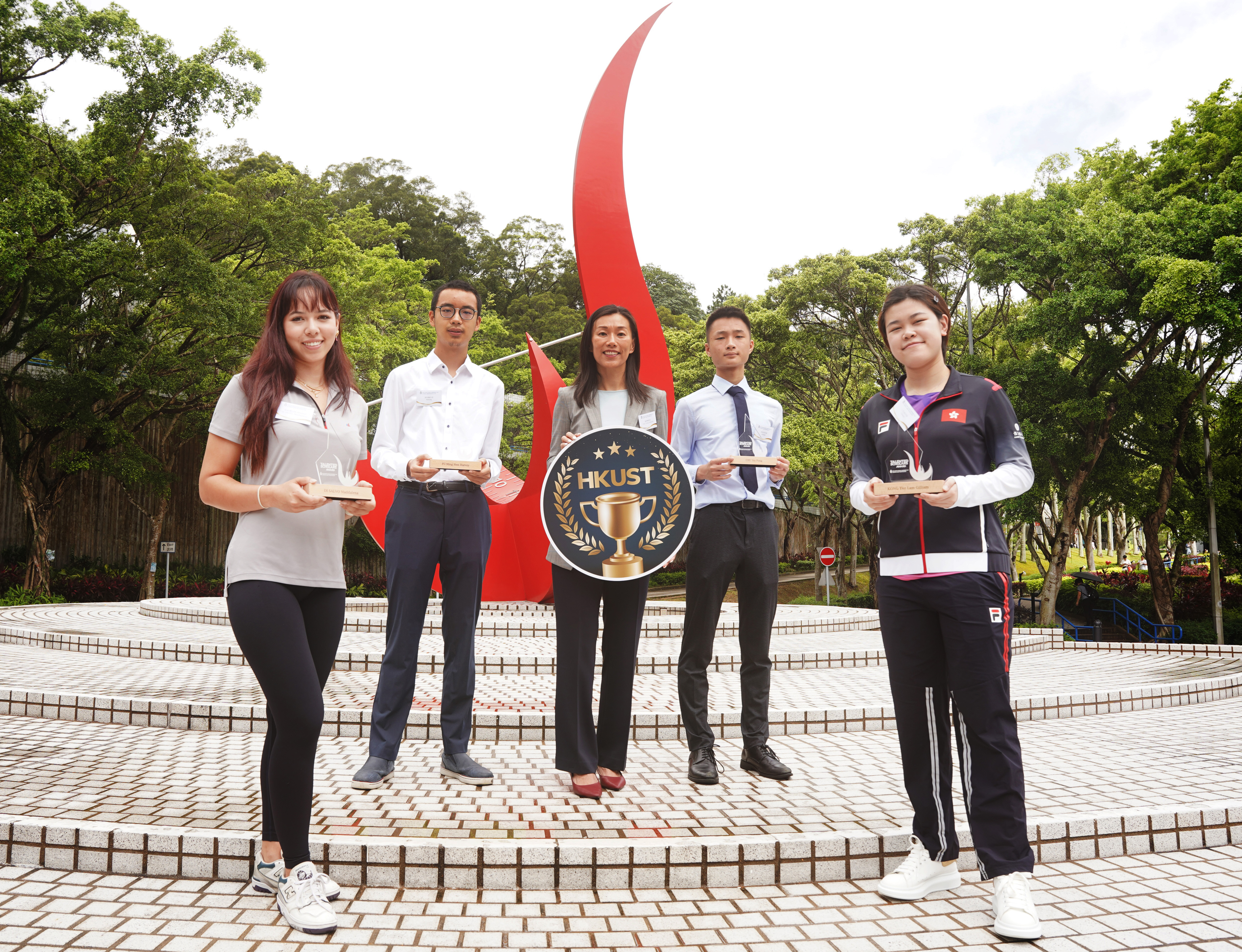 Prof. Emily NASON, Director of Undergraduate Recruitment & Admissions at HKUST (middle), welcomed incoming students through direct admission schemes, including Maddy (first from left) and Joseph (second from right).
