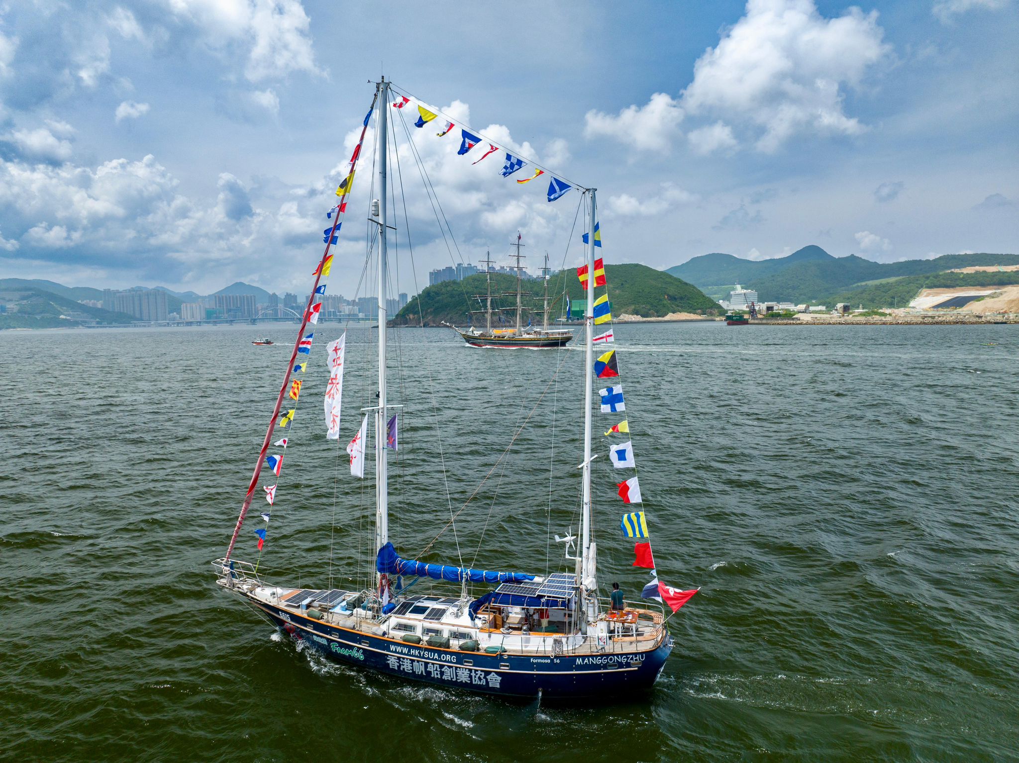 Manggongzhu is a 56-feet yacht which can accommodate up to 32 people for various onboard activities.
