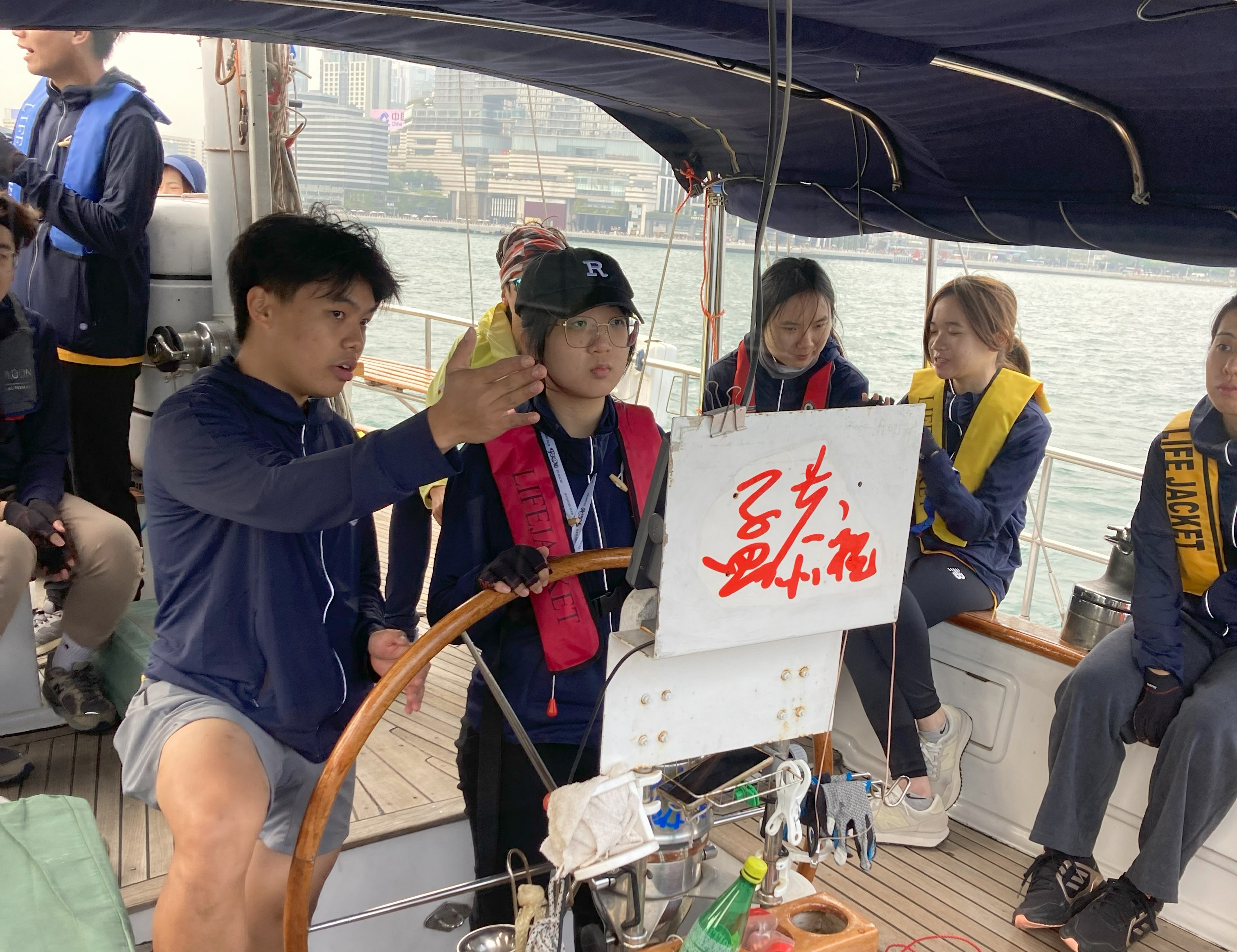 Manggongzhu is a platform where students learn sailing and cultivate a sense of responsibility, team spirit, and perseverance.
