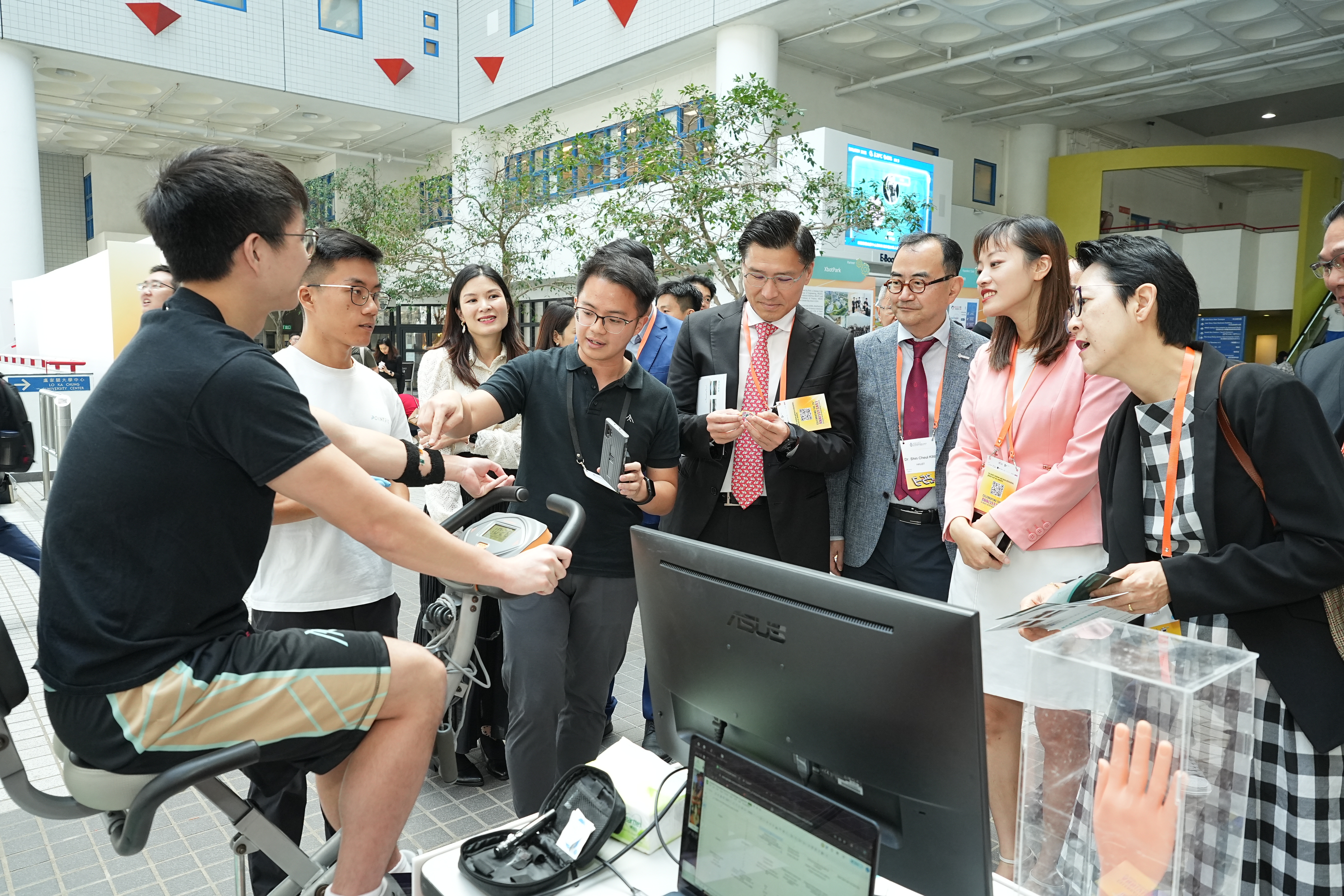HKUST start-ups showcase their latest technological innovations, drawing significant attention from attendees. The lively atmosphere on-site highlights the entrepreneurial innovation and strength of HKUST's ventures.