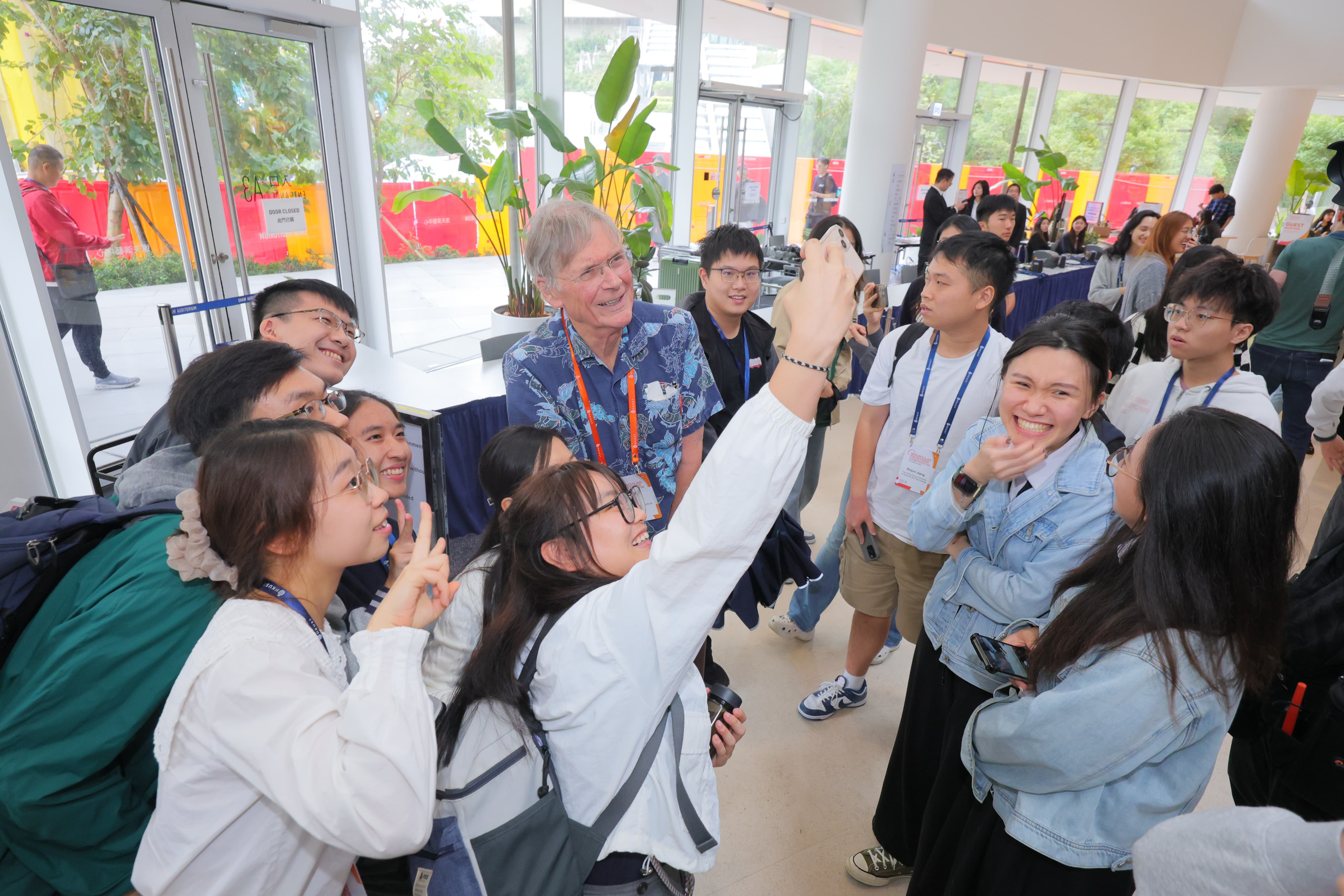Sir Tim HUNT takes a selfie with participating students. 