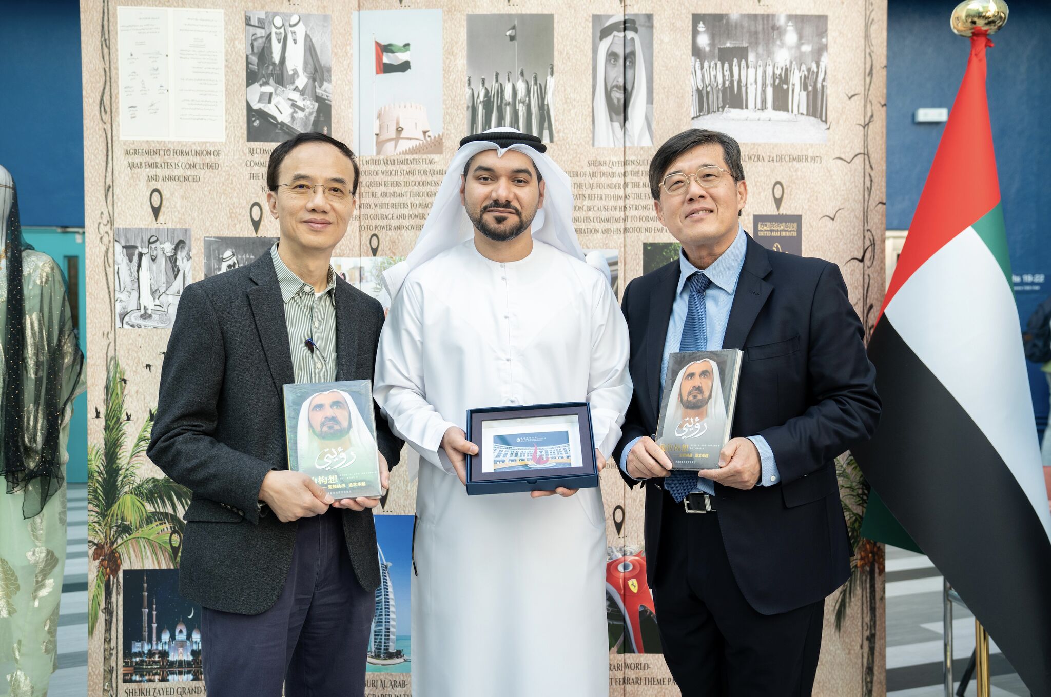 HKUST Associate Provost (Teaching & Learning) Prof. Jimmy FUNG (left) and Associate Dean of Engineering (Undergraduate Studies) WANG Yu-Hsing (right) exchanges souvenirs with the Consul General of the UAE in Hong Kong H.E. Shaikh SAOUD ALI AL MUALLA (center).