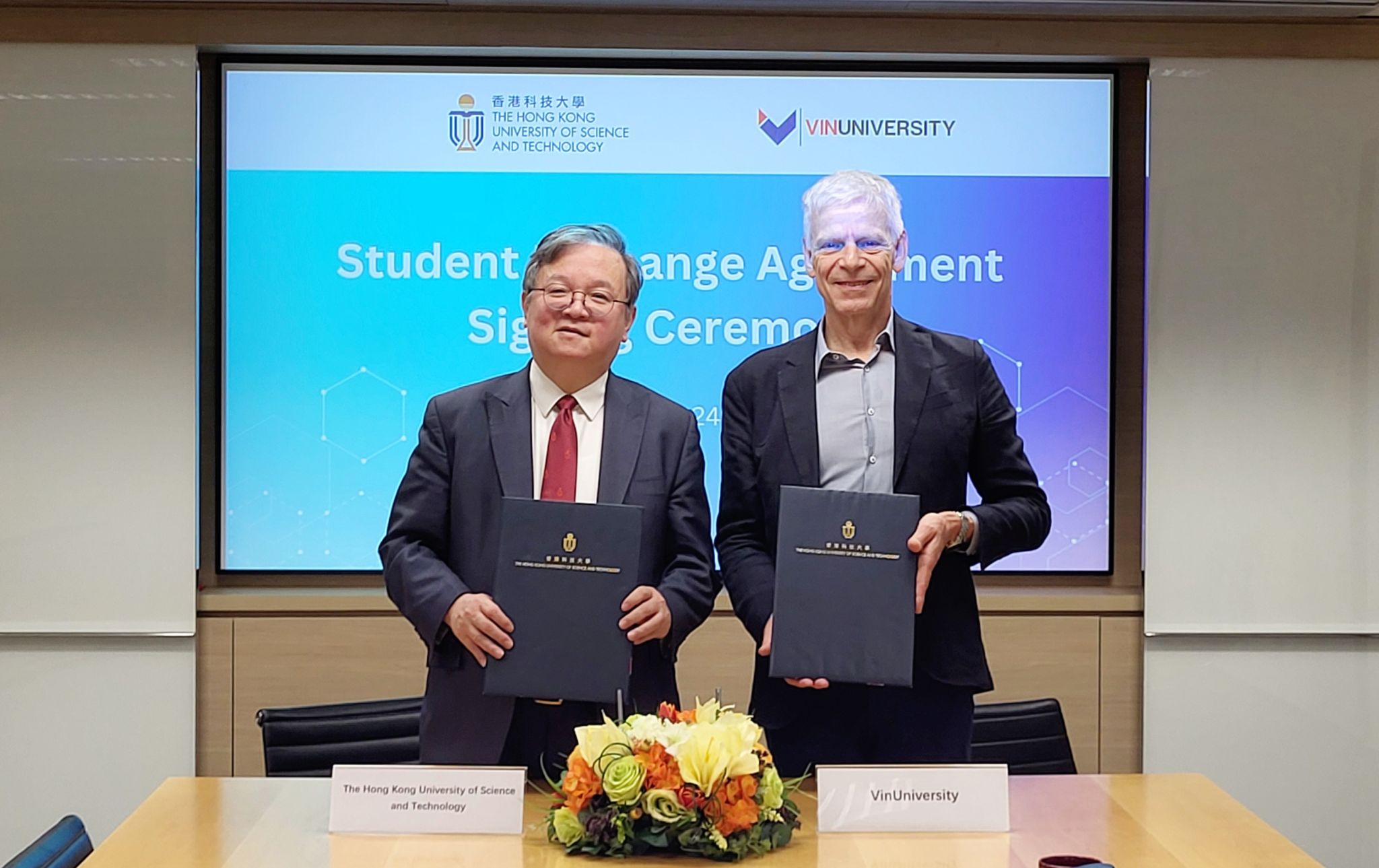 HKUST Provost Prof. GUO Yike (left) signs an undergraduate student exchange agreement with the VinUniversity Prof. Laurent EL GHAOUI (right).