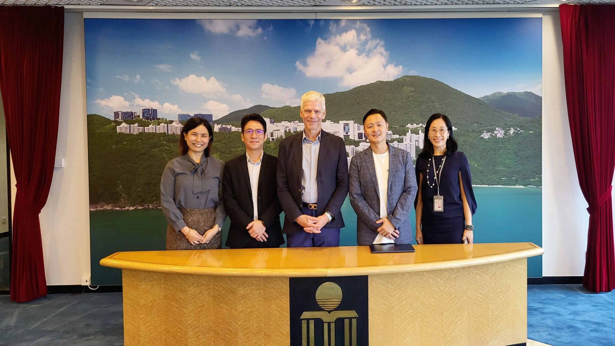 A group photo of VinUniversity Vice Provost Prof. Laurent EL GHAOUI with HKUST team. 