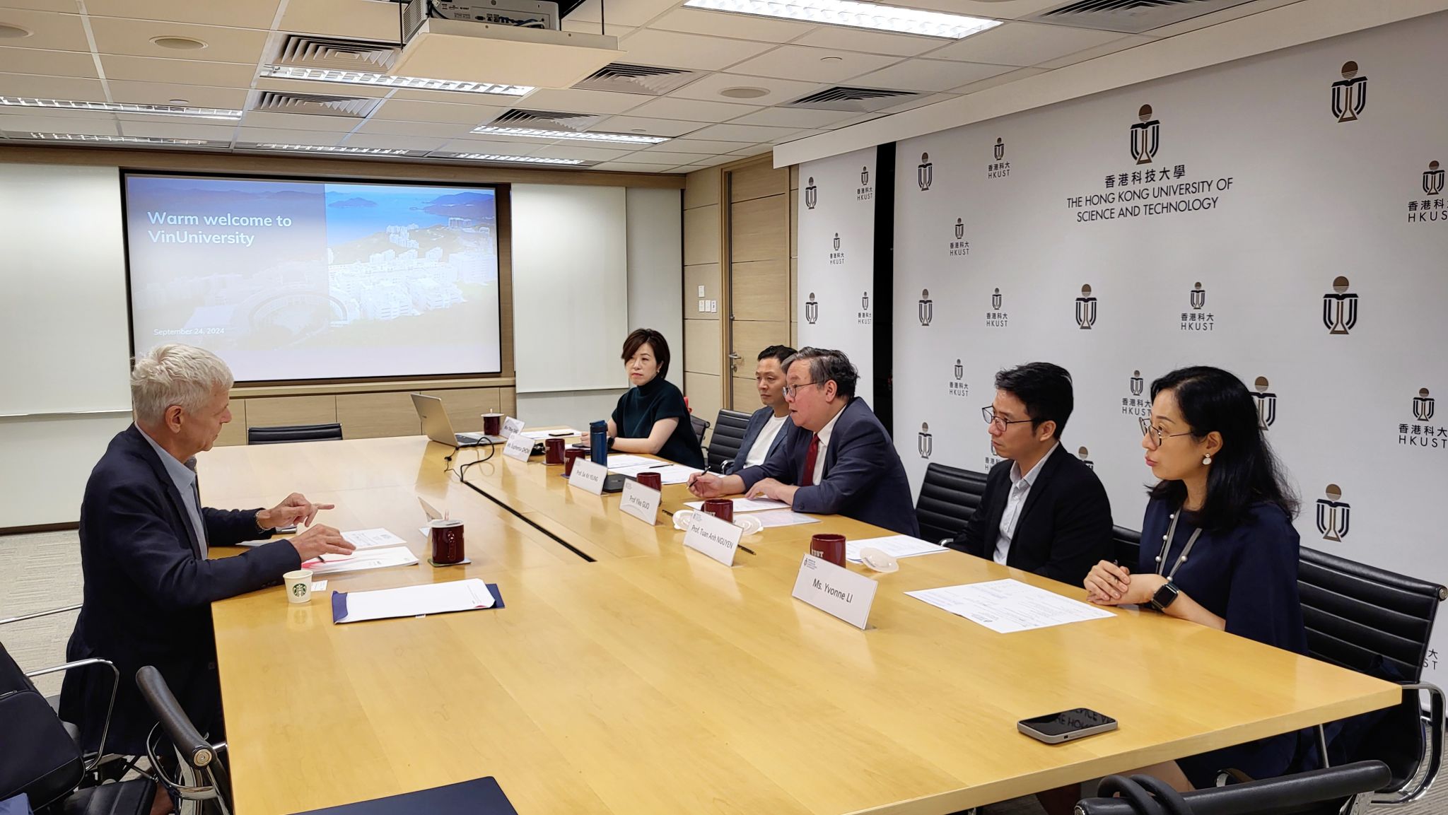  VinUniversity Prof. Laurent EL GHAOUI (left) engages in a productive meeting with the HKUST team.