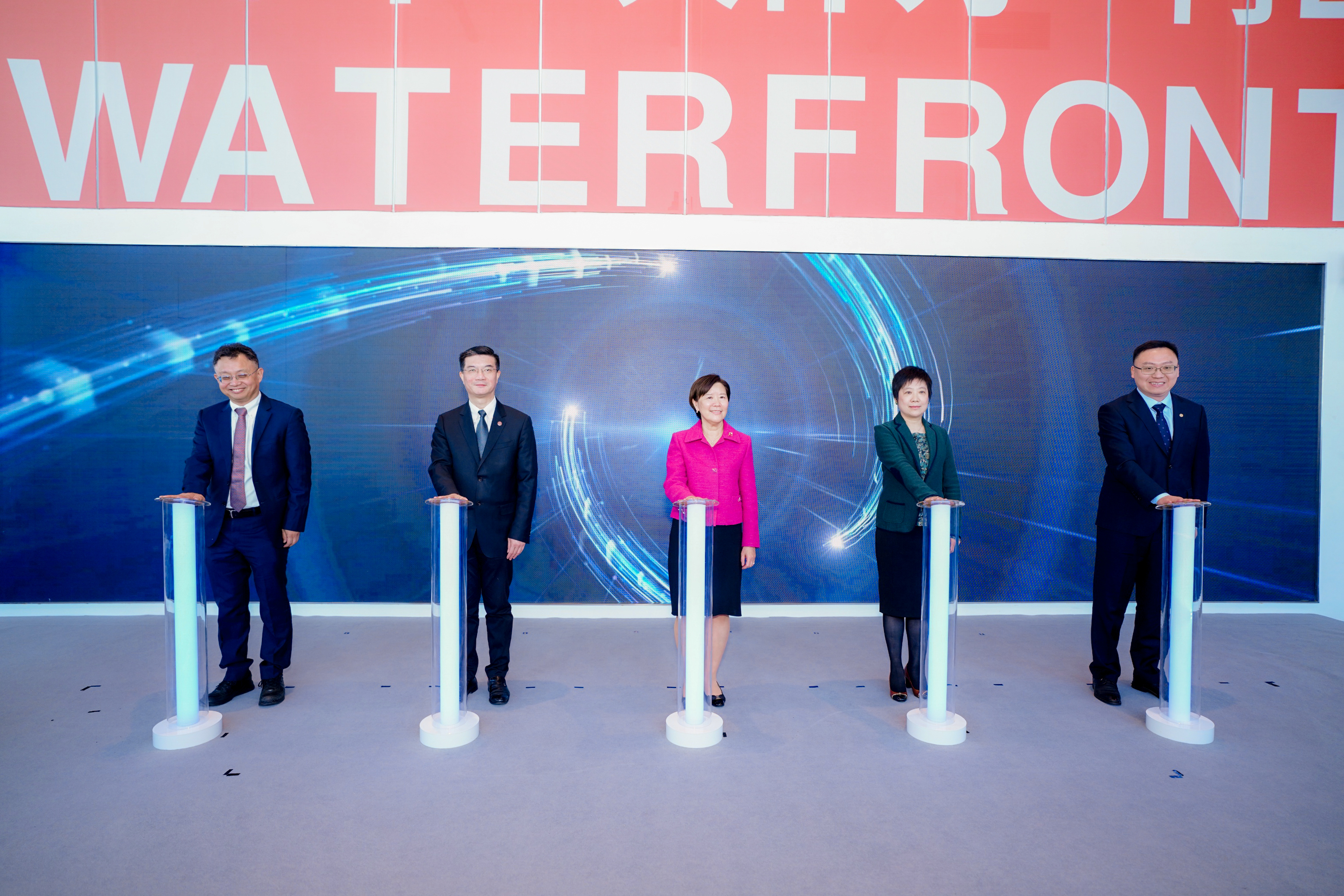 HKUST has also formed medical-related strategic partnerships with four leading universities in Shanghai: Shanghai Medical College of Fudan University, Shanghai Jiao Tong University School of Medicine, Tongji University School of Medicine, and ShanghaiTech University.   (From left) Dean of Tongji University School of Medicine ZHENG Jialin, Vice Chancellor and Deputy Party Secretary of the Shanghai Jiao Tong University School of Medicine Committee WU Zhengyi, HKUST President Nancy IP, Vice President of Shangh