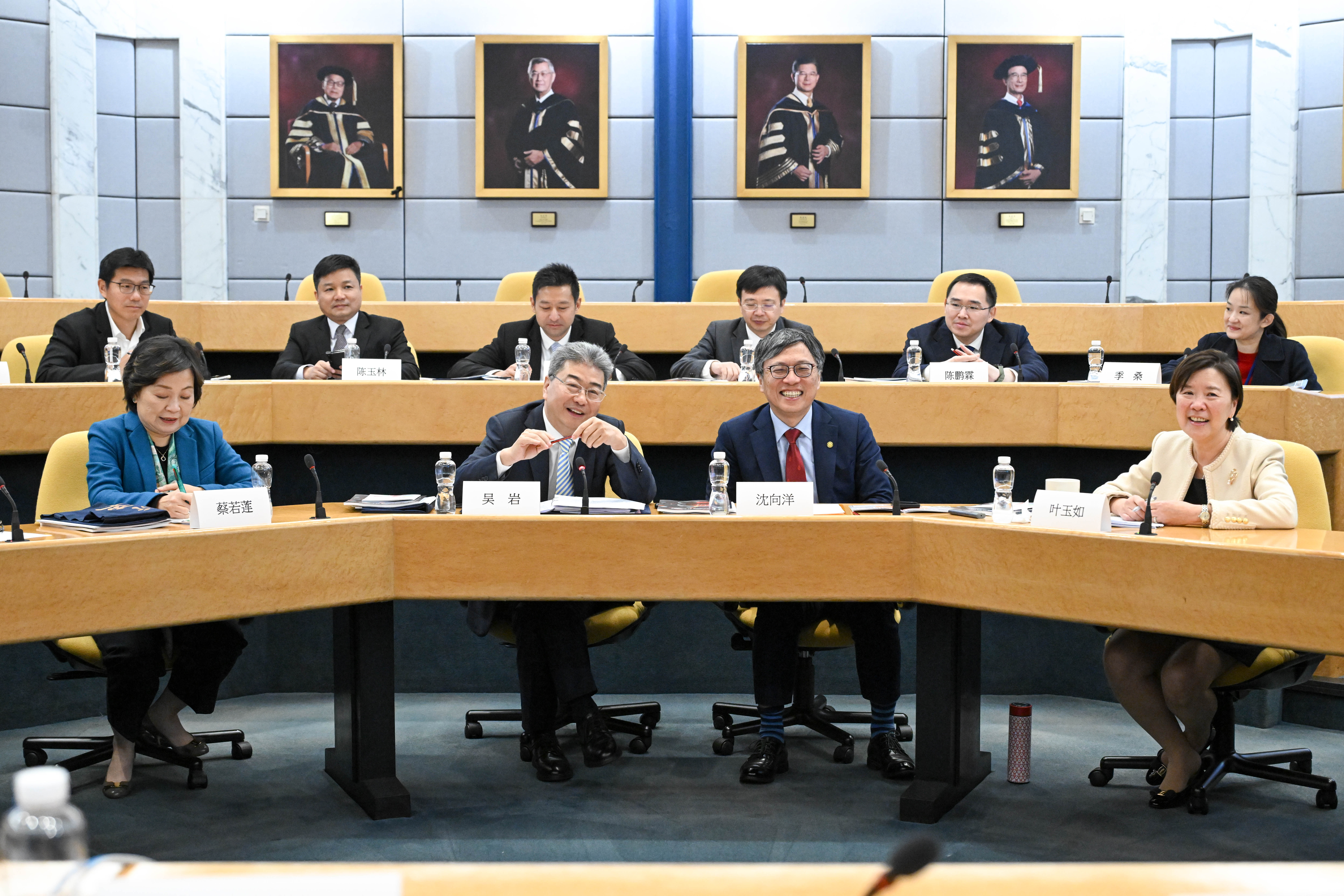 代表團成員與科大代表座談交流。