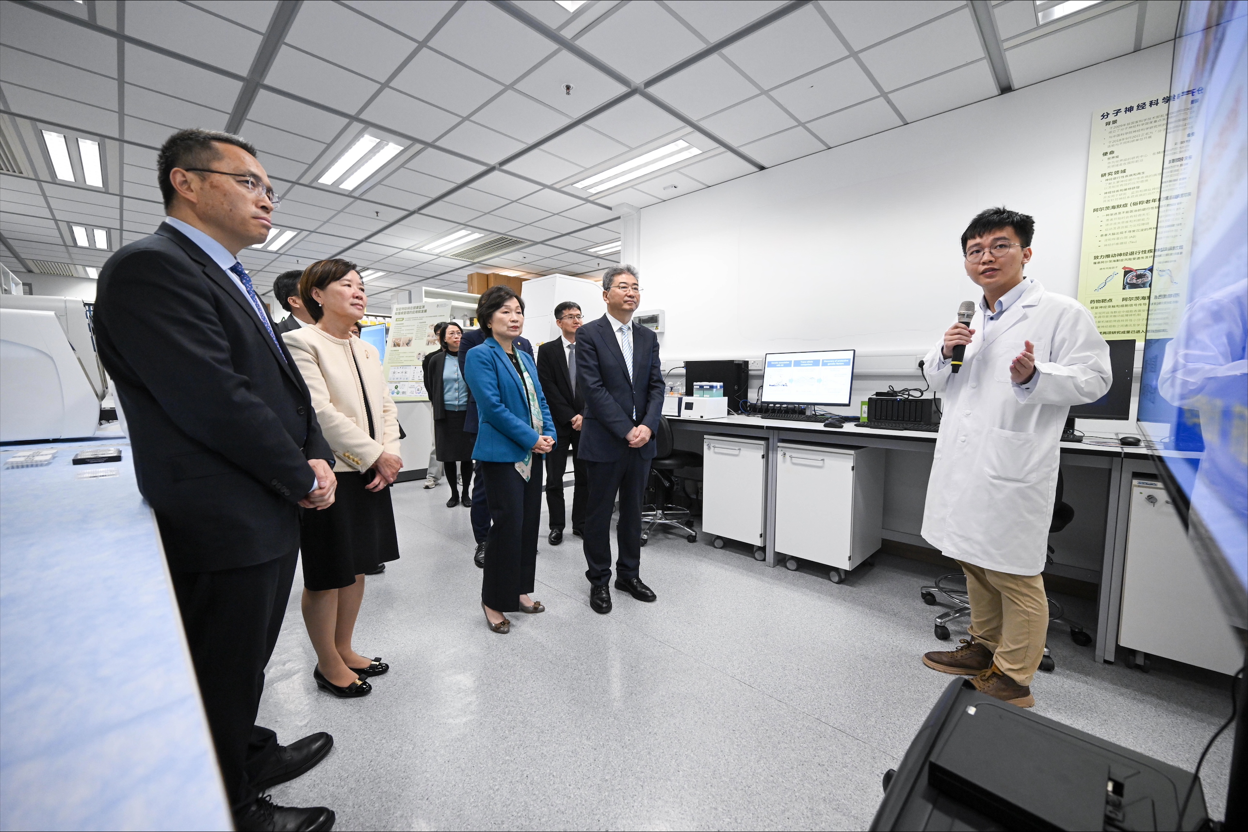 生命科學部博士後研究員江源冰（右一）介绍可精準檢測阿爾茲海默症及輕度認知障礙的血液測試。