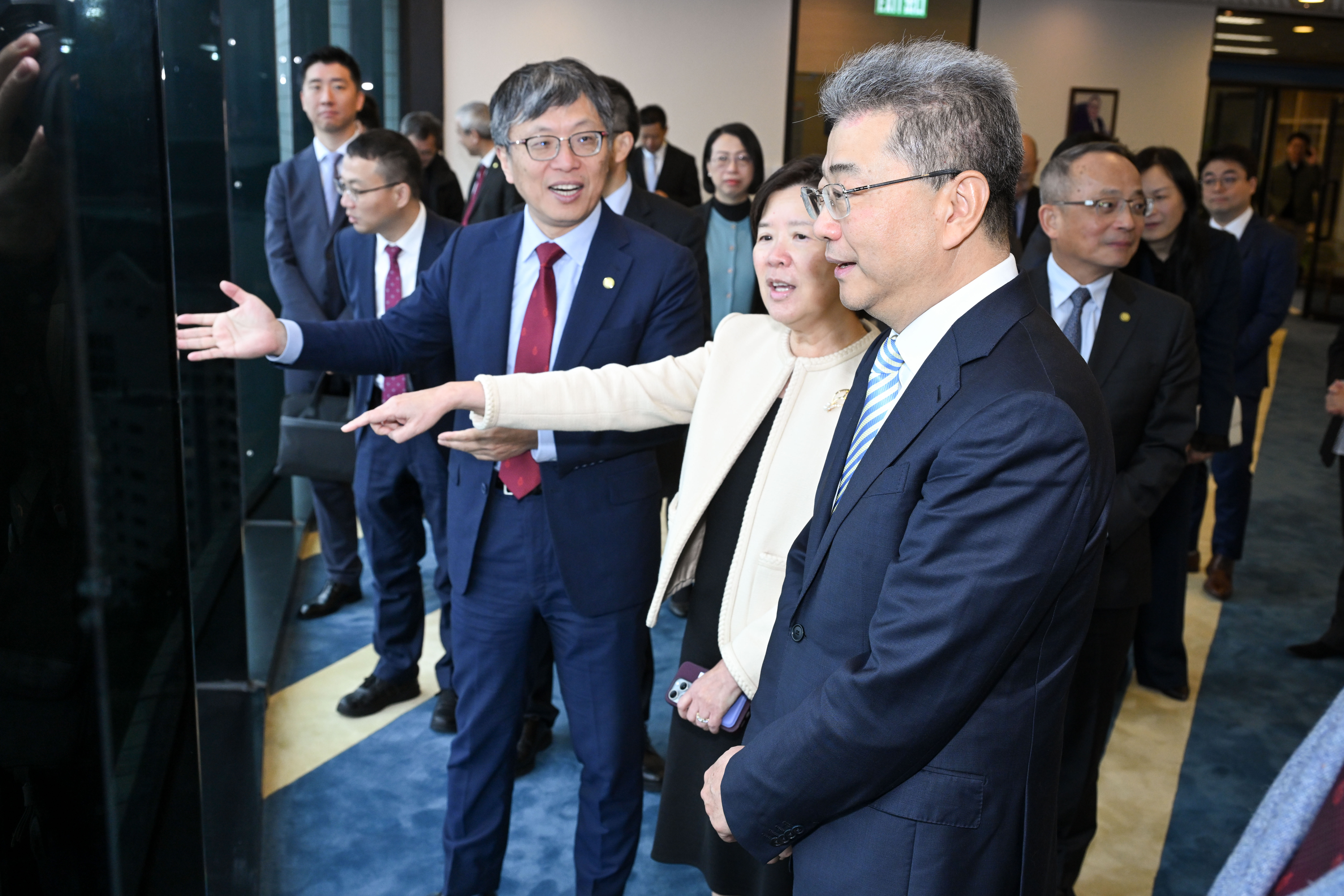 科大校董會主席沈向洋、校長葉玉如，向吳岩副部長及代表團成員介紹科大。