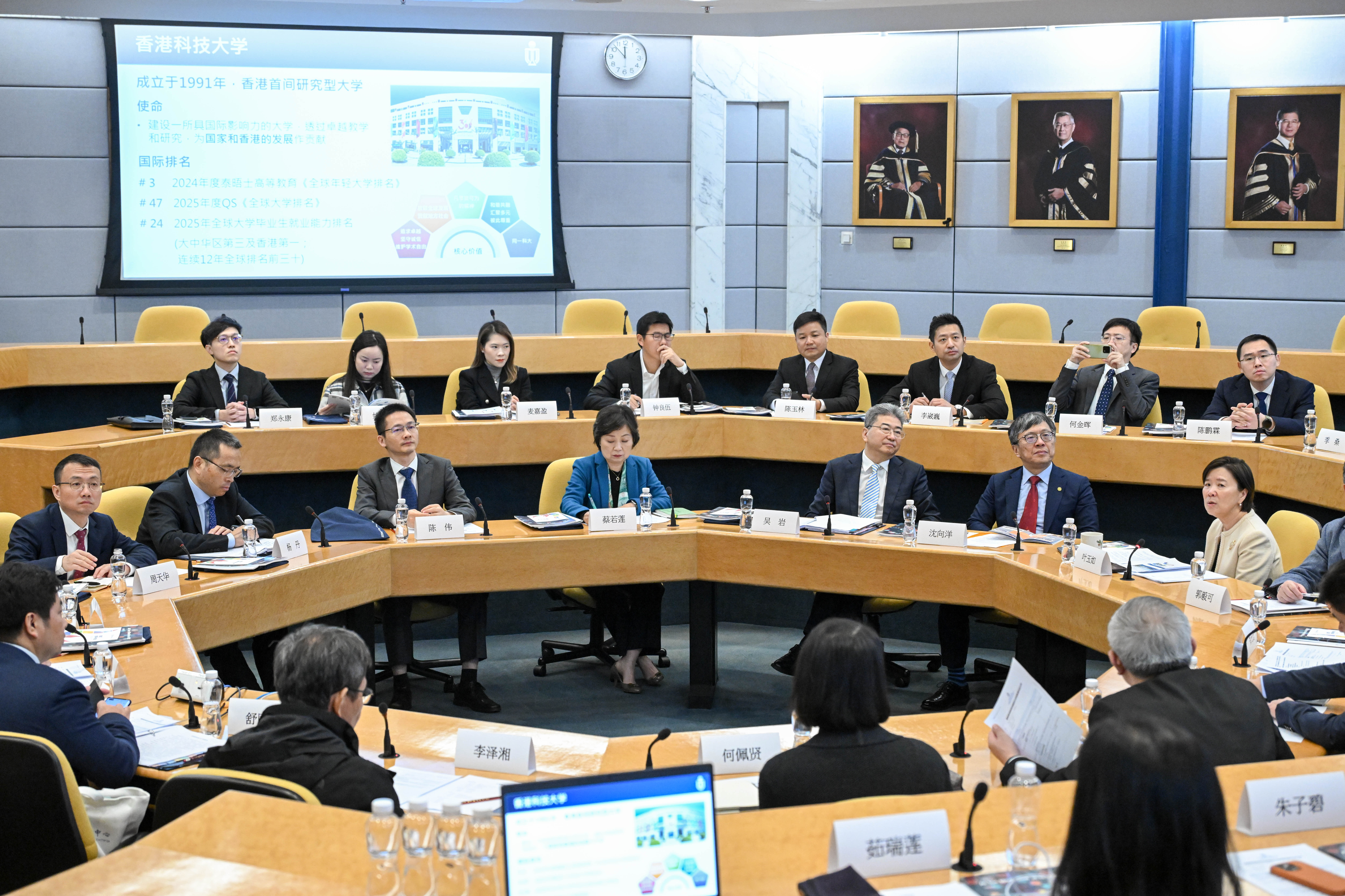 代表團成員與科大代表座談交流。