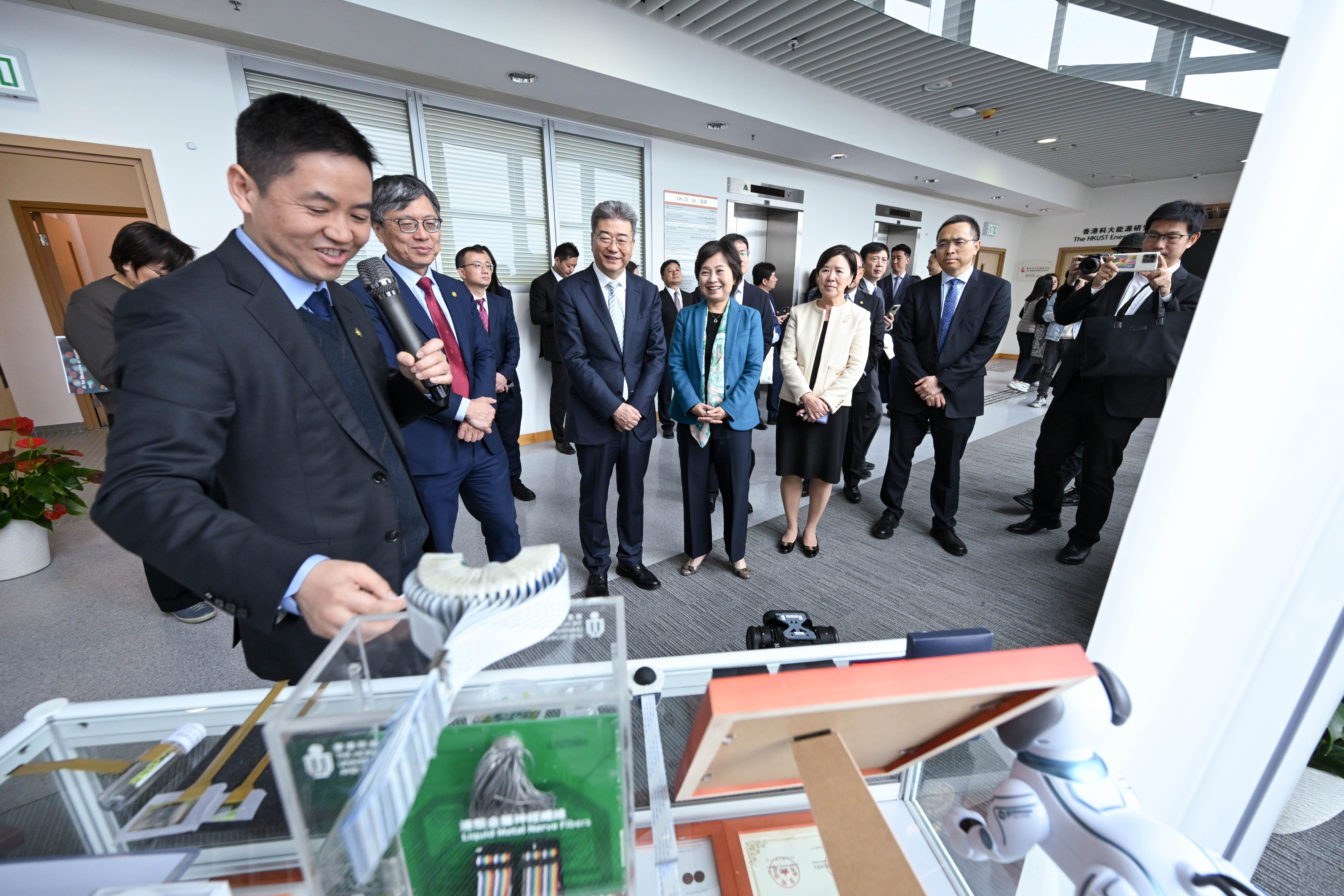 先進顯示與光電子技術國家重點實驗室聯合主任、電子及計算機工程學系講座教授范智勇（左一）介紹全球首個三維仿生眼及用於監測人體代謝狀態的電子鼻。