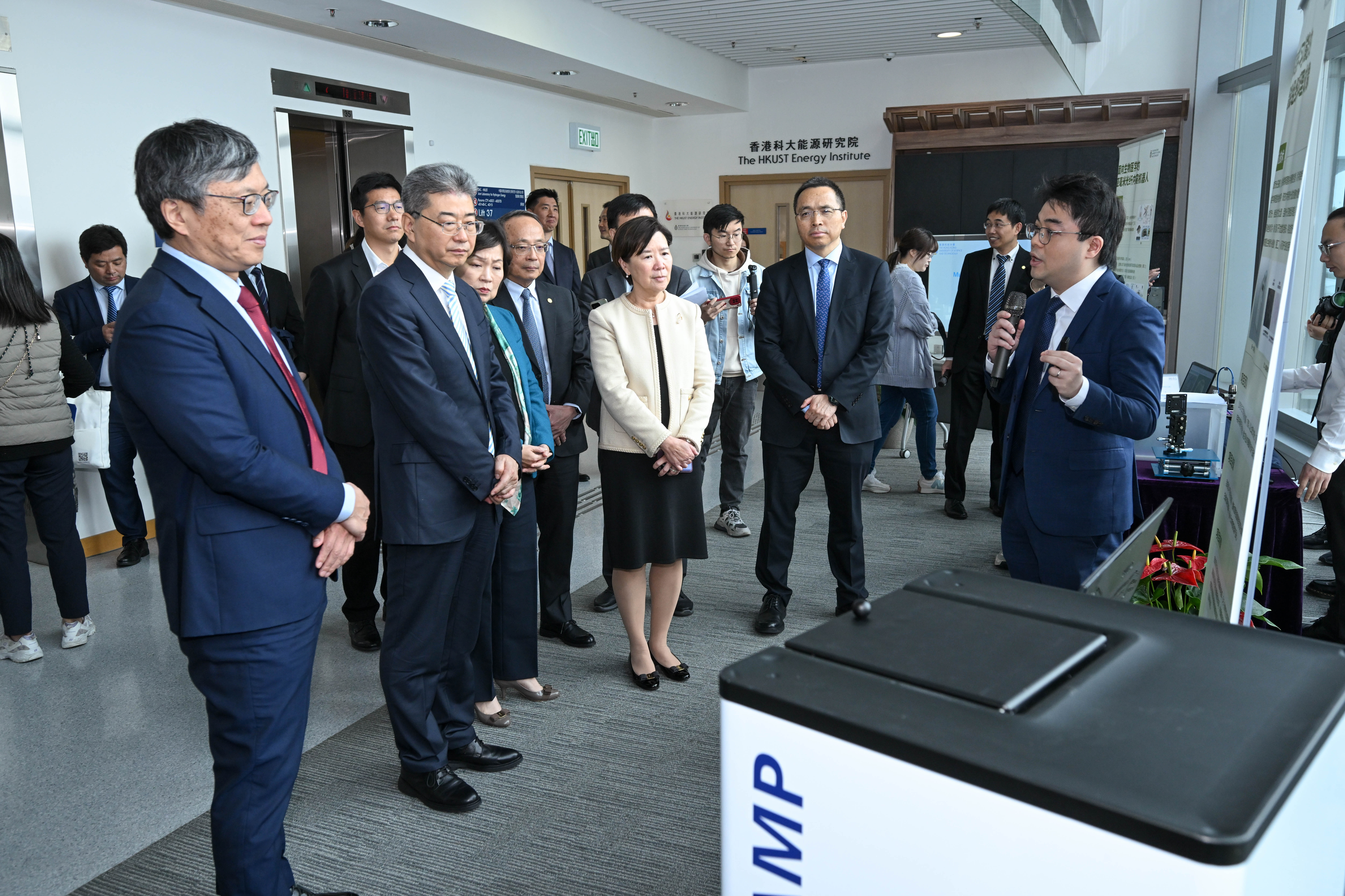 化學及生物工程學系副教授黃子維（右一）介紹可協助醫生實時判斷肺癌細胞切除準確範圍的創新人工智能細胞成像技術。 