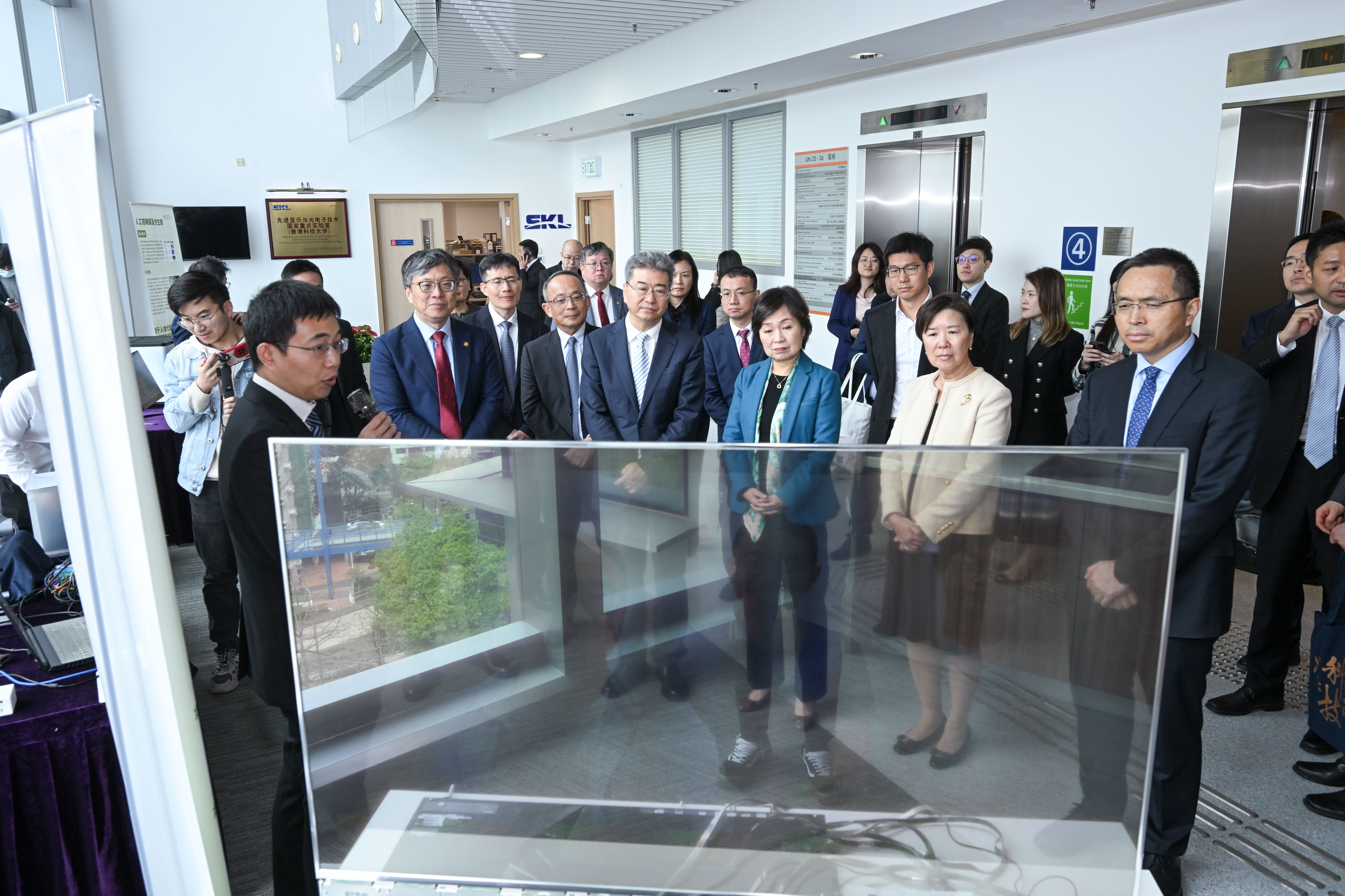 電子及計算機工程學系副教授申亞京（前排左一）介紹全球最小的內窺手術機器人。 