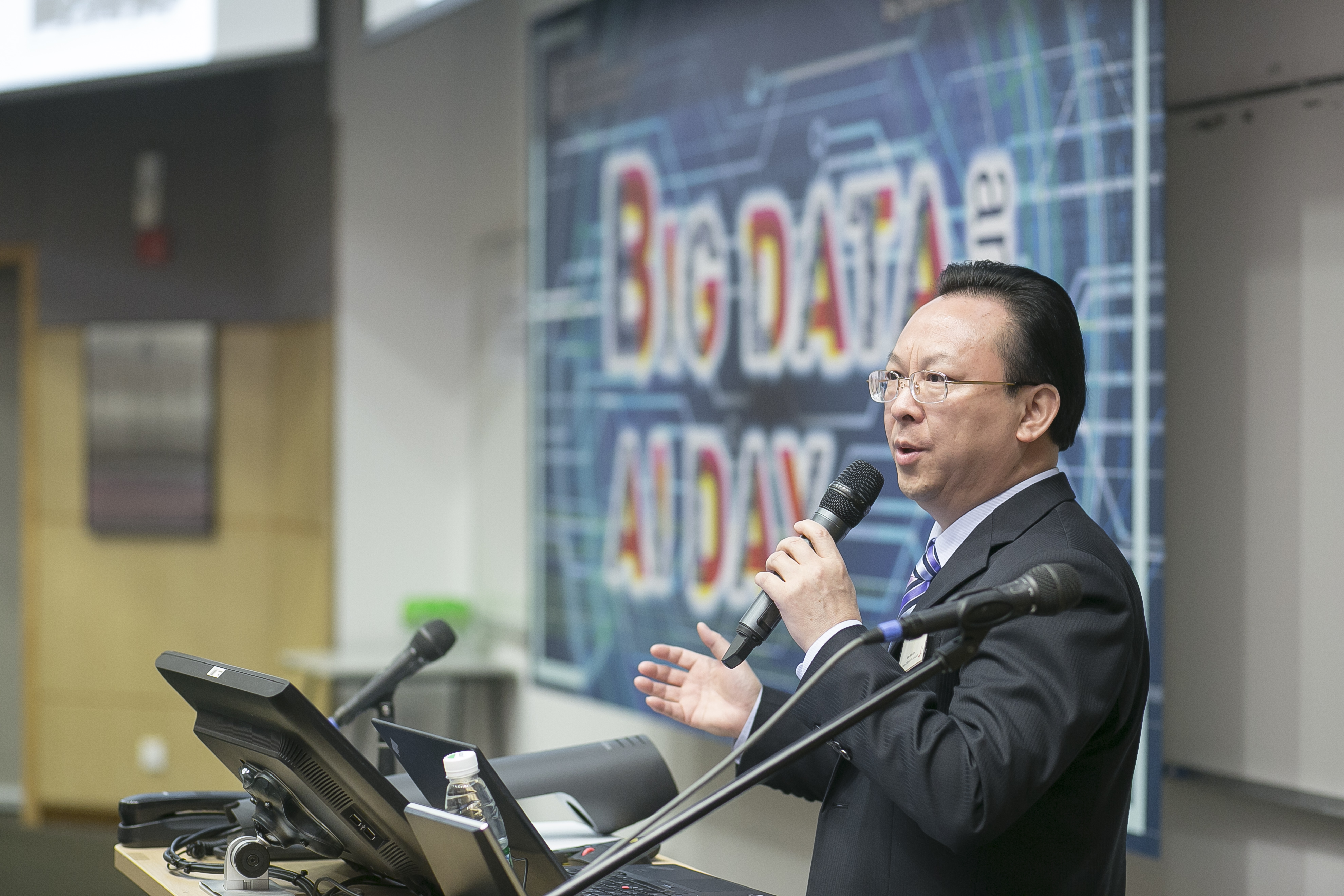 Dr. Tieniu Tan spoke on “big visual data analysis”.