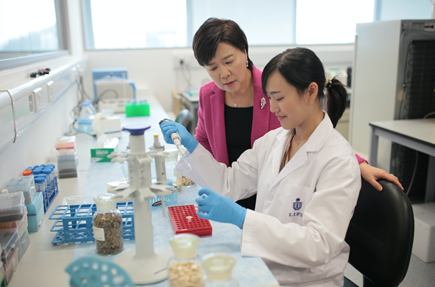 Prof. Ip describes Alzheimer’s as an “invisible pandemic” in aging society. The renowned neurobiologist is working with global experts to raise public awareness about the disease.