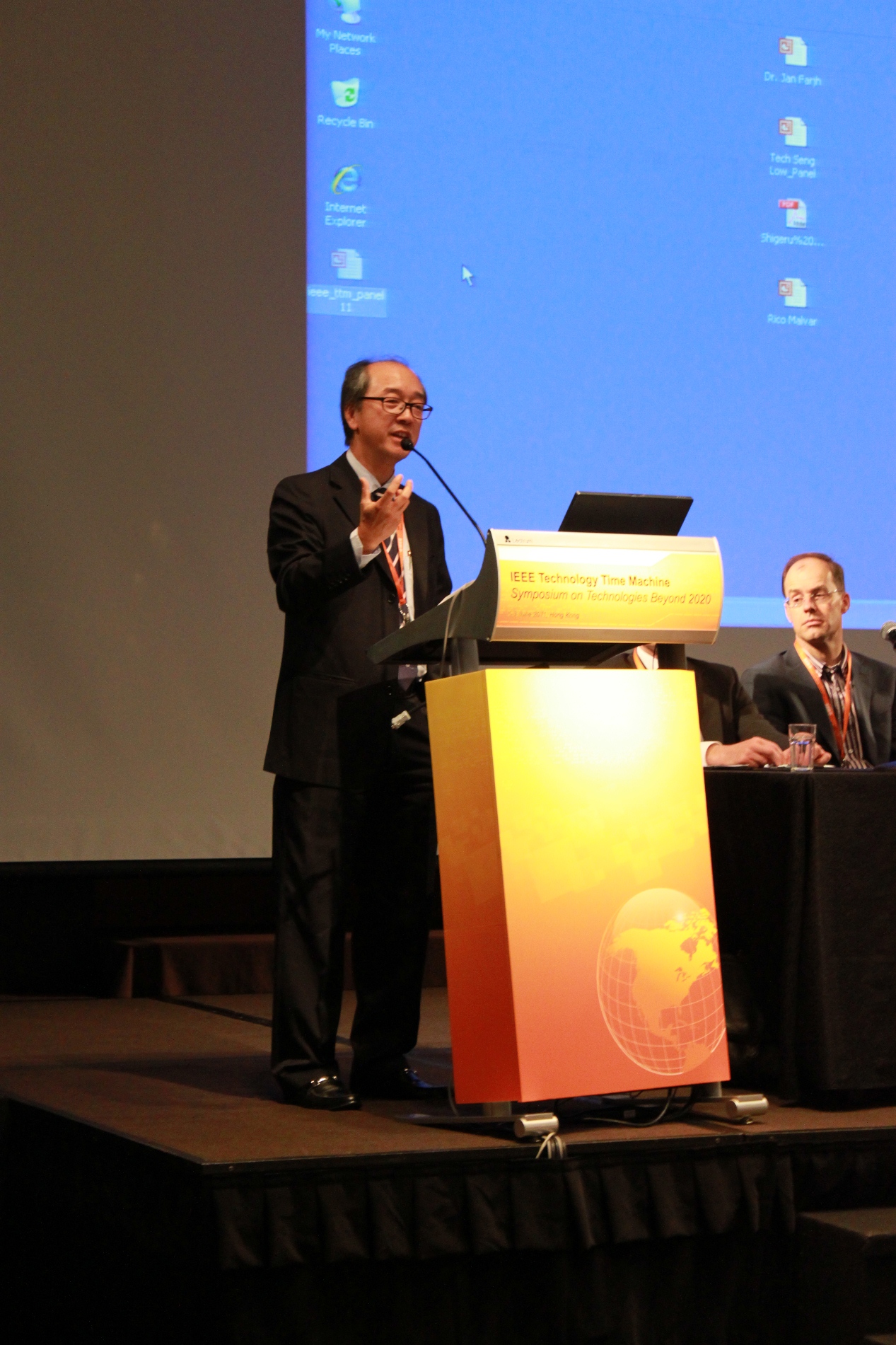  HKUST President Tony F Chan sharing at the Symposium's 'Global R&amp;D Leaders' panel discussion.